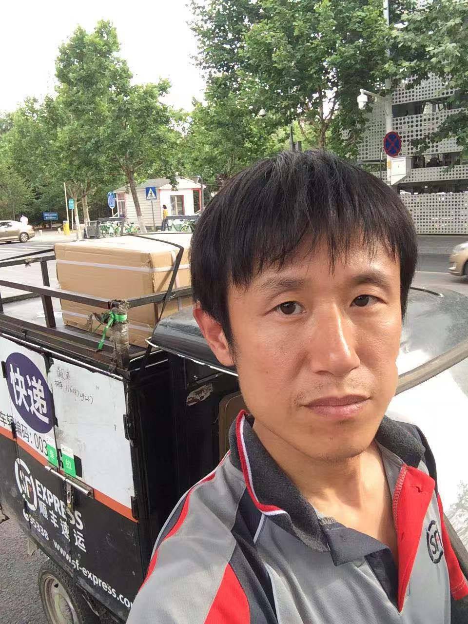 Hu Anyan is pictured during his days working as a courier in China. His book, I Deliver Parcels in Beijing, is a visceral, ground-level tour of China’s service economy over two decades – a world of cramped alleyway deliveries, managerial scorn and the physical toll of freelance work. Photo: Hu Anyan