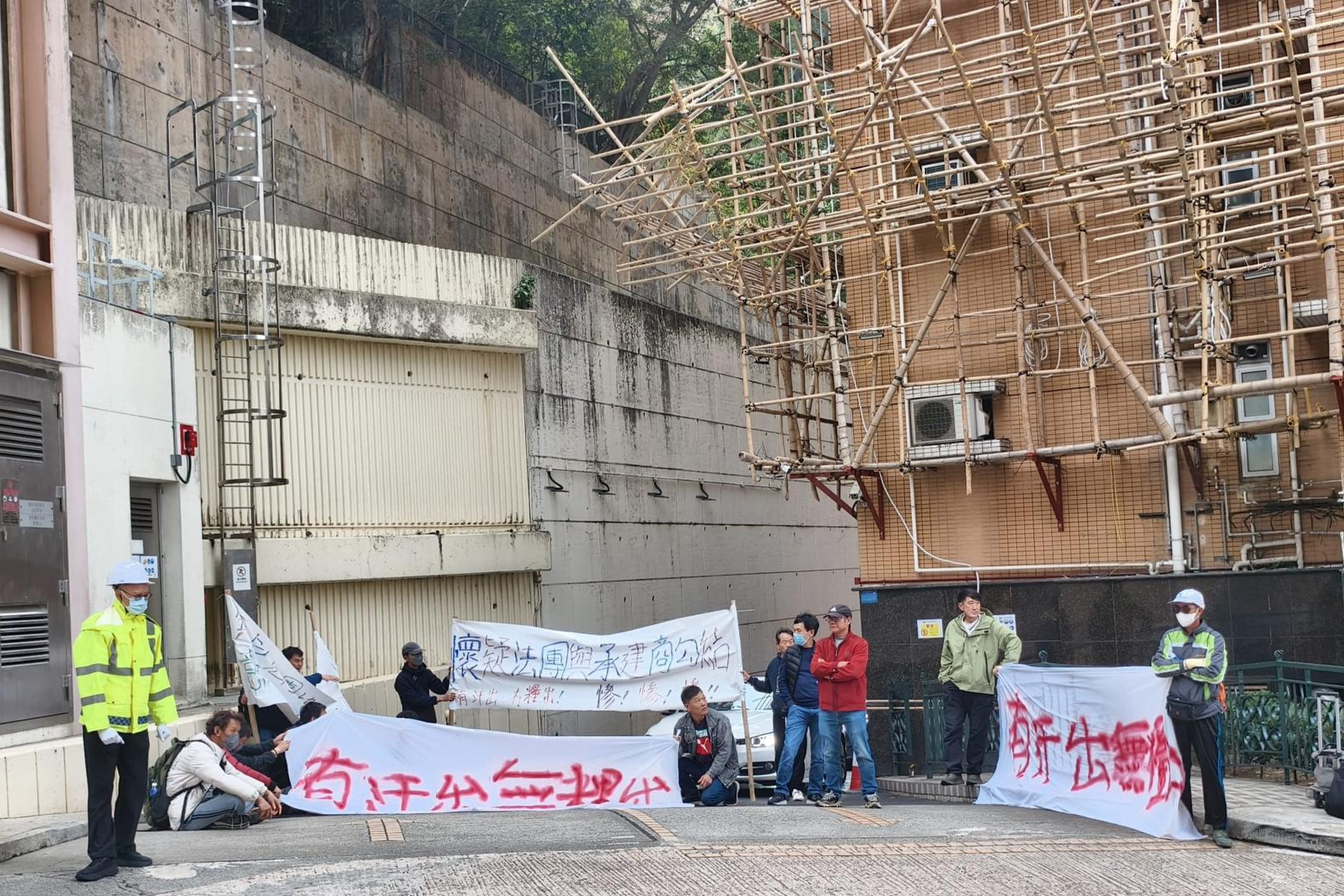 scmp.com - Edith Lin - Workers stage protest to demand wages owed by contractor involved in Tai Po fire