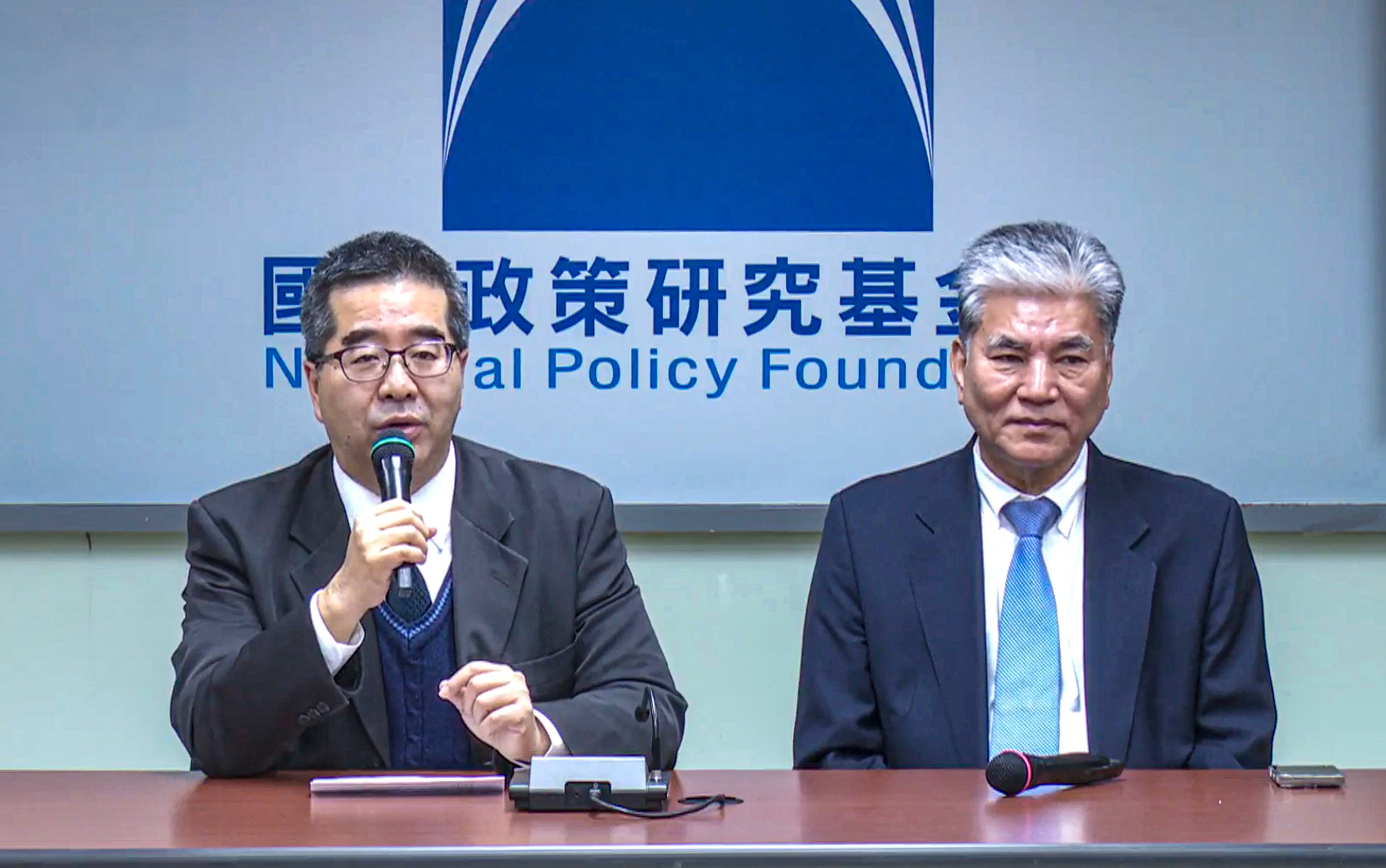 KMT vice-chairman Hsiao Hsu-tsen (left), seen here with think tank leader Lee Hong-yuan, will lead a delegation of more than 40 people to attend a party-to-party forum in Beijing next week. Photo: Handout