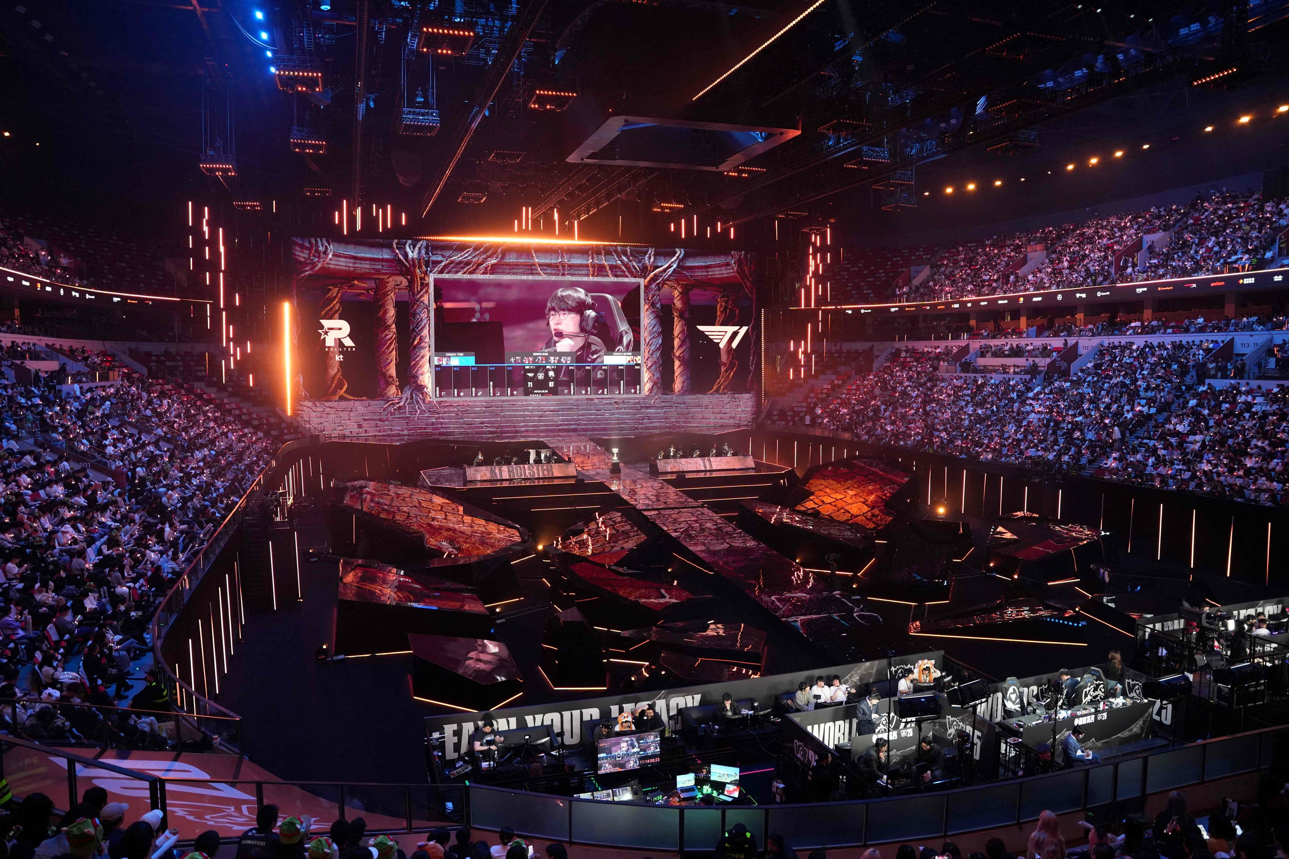 Players compete in the final of the League of Legends World Championship in Chengdu. Photo: AFP