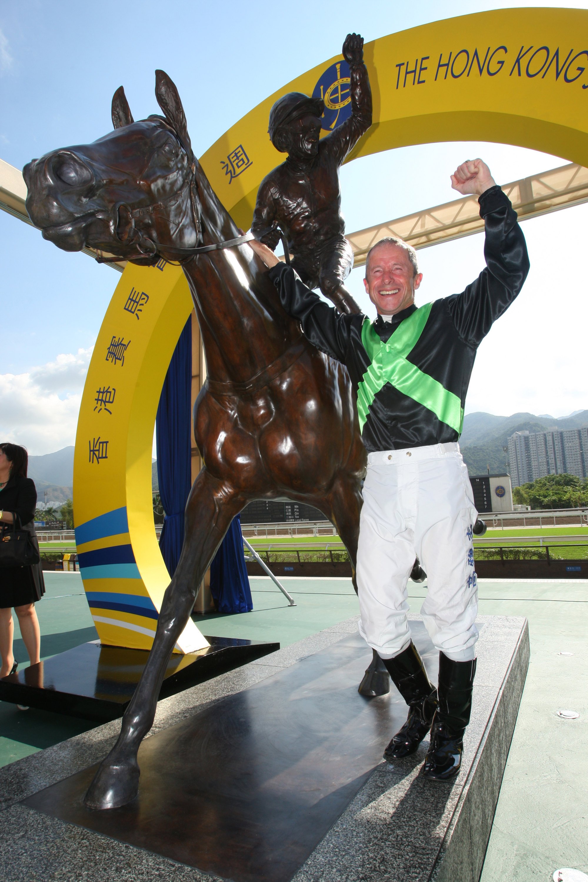 Visitors to Sha Tin Racecourse are greeted by a life-size bronze statue of Silent Witness. Photo: Kenneth Chan Visitors to Sha Tin Racecourse are greeted by a life-size bronze statue of Silent Witness. Photo: Kenneth Chan