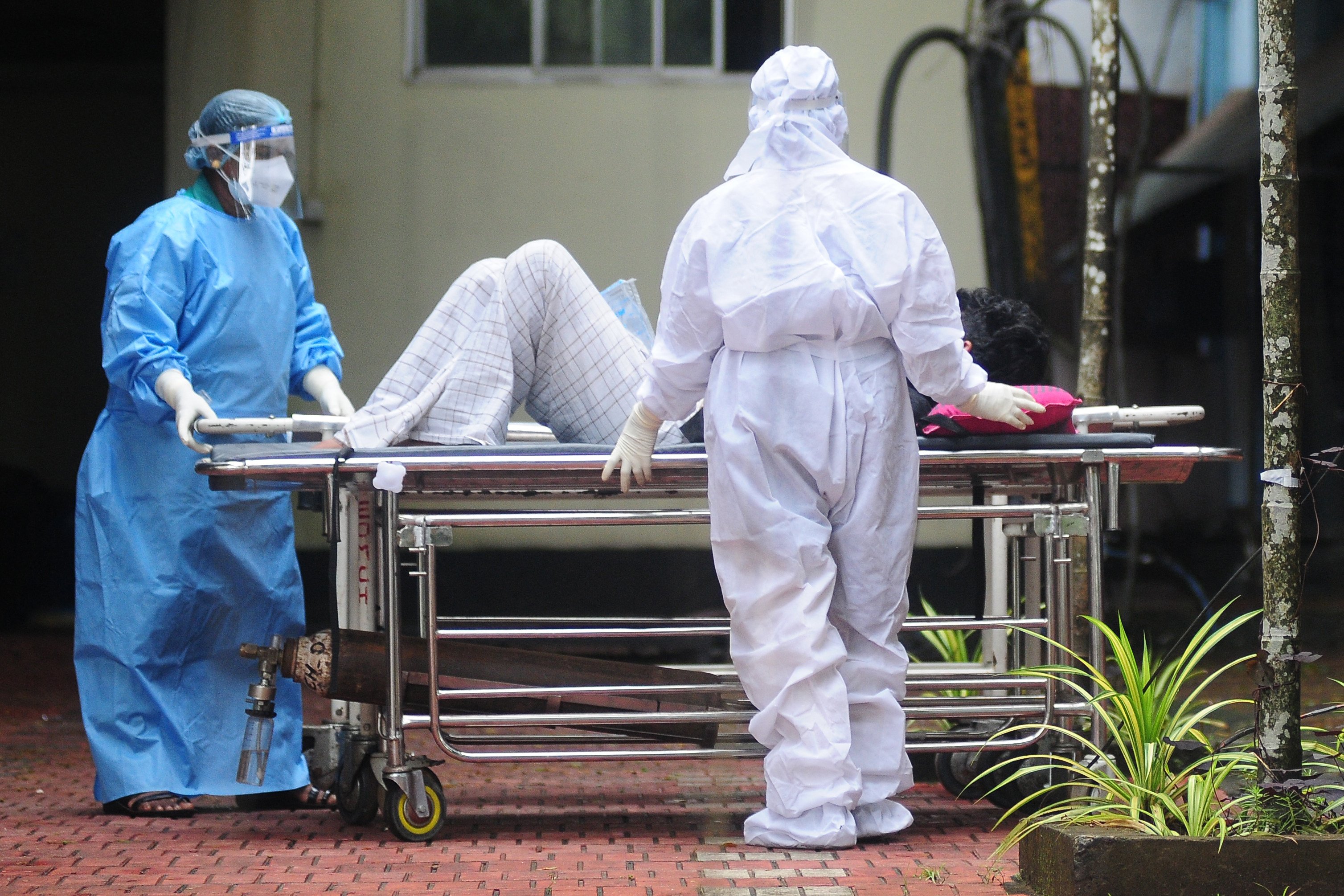 Health workers wear protective gear as they move a patient with symptoms of Nipah virus to an isolation ward in Kozhikode, Kerala, India, on September 16, 2023. India has seen a small outbreak of the virus in the state of West Bengal in recent weeks. Photo: AFP