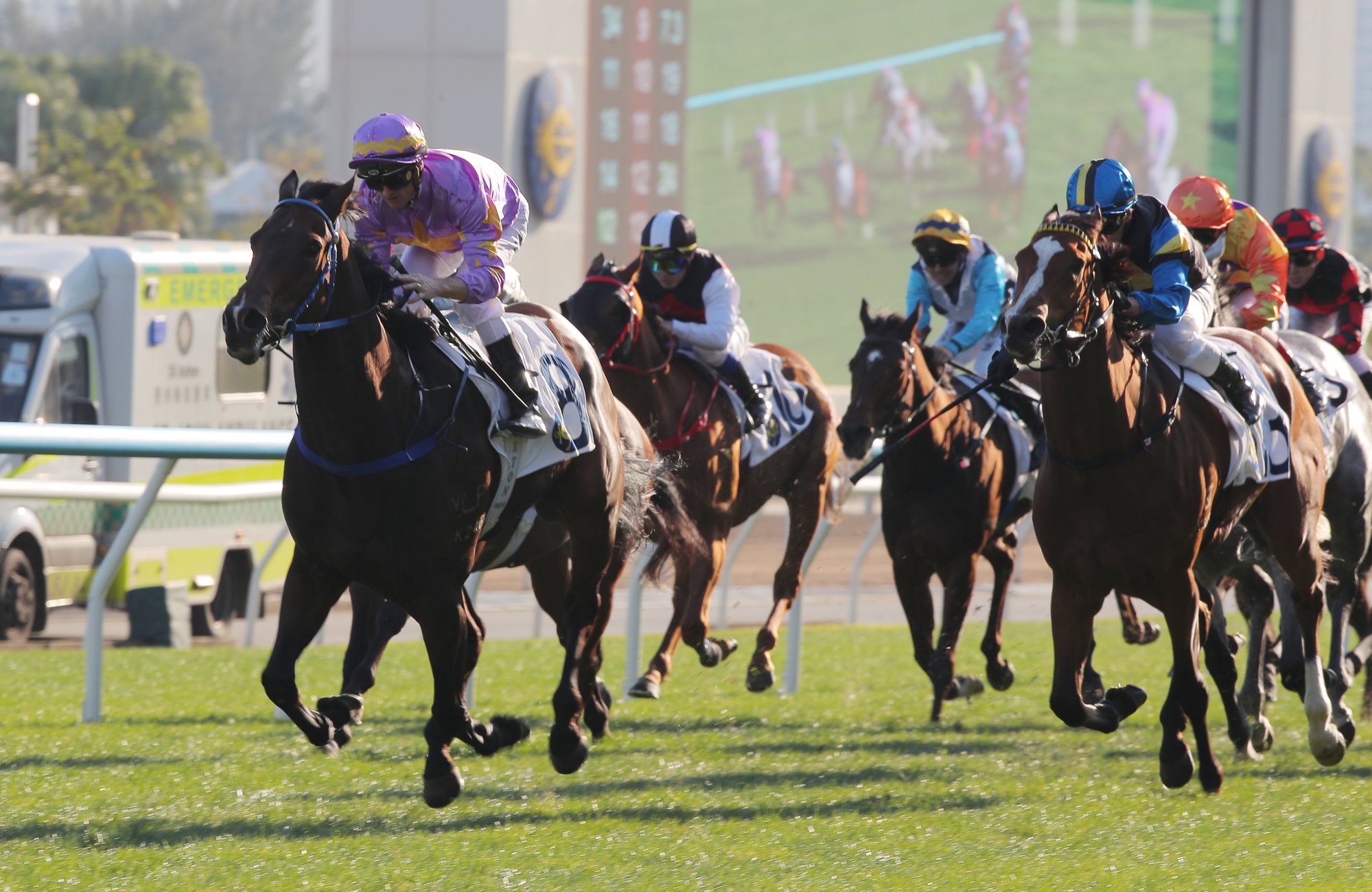 Infinite Resolve (right) chases home Little Paradise at Sha Tin.