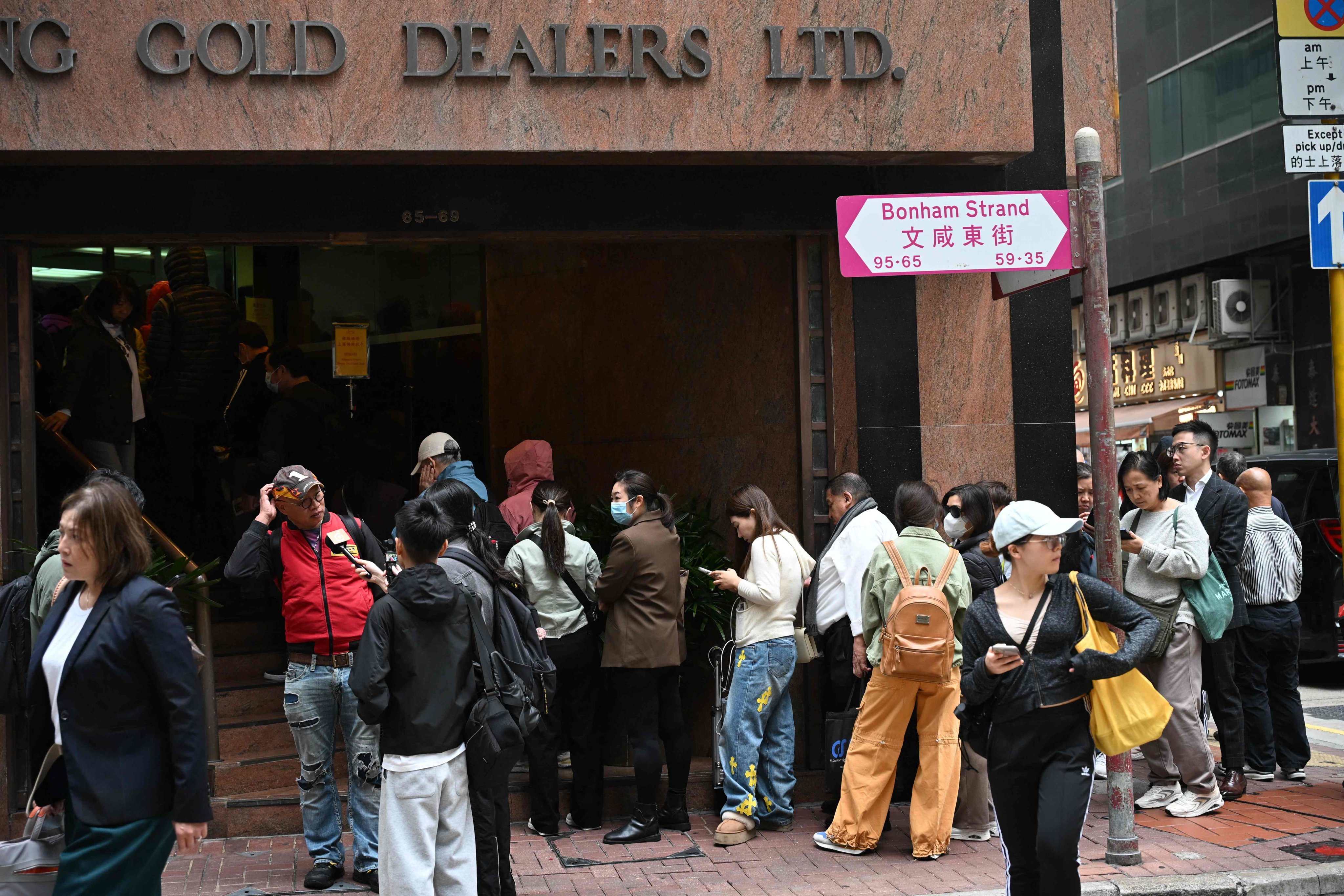 People queue outside a gold dealer in Hong Kong on January 28. The price of the precious metal surpassed US$5,500, hitting a record amid the global uncertainty and turmoil set off by US President Donald Trump’s policies. Photo: AFP