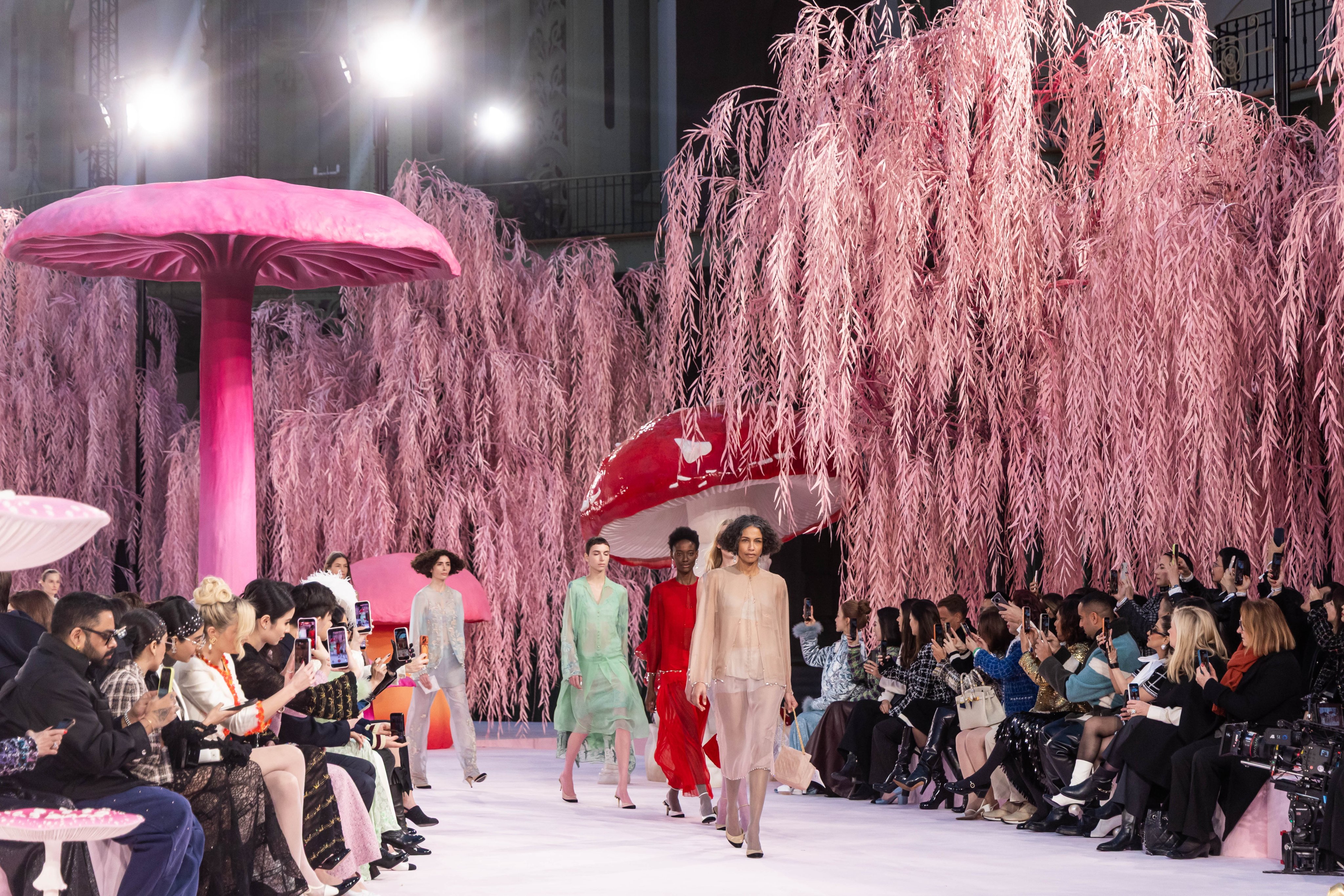 Matthieu Blazy presented an exquisite show for Chanel during Paris Haute Couture Week on January 27. Photo: EPA