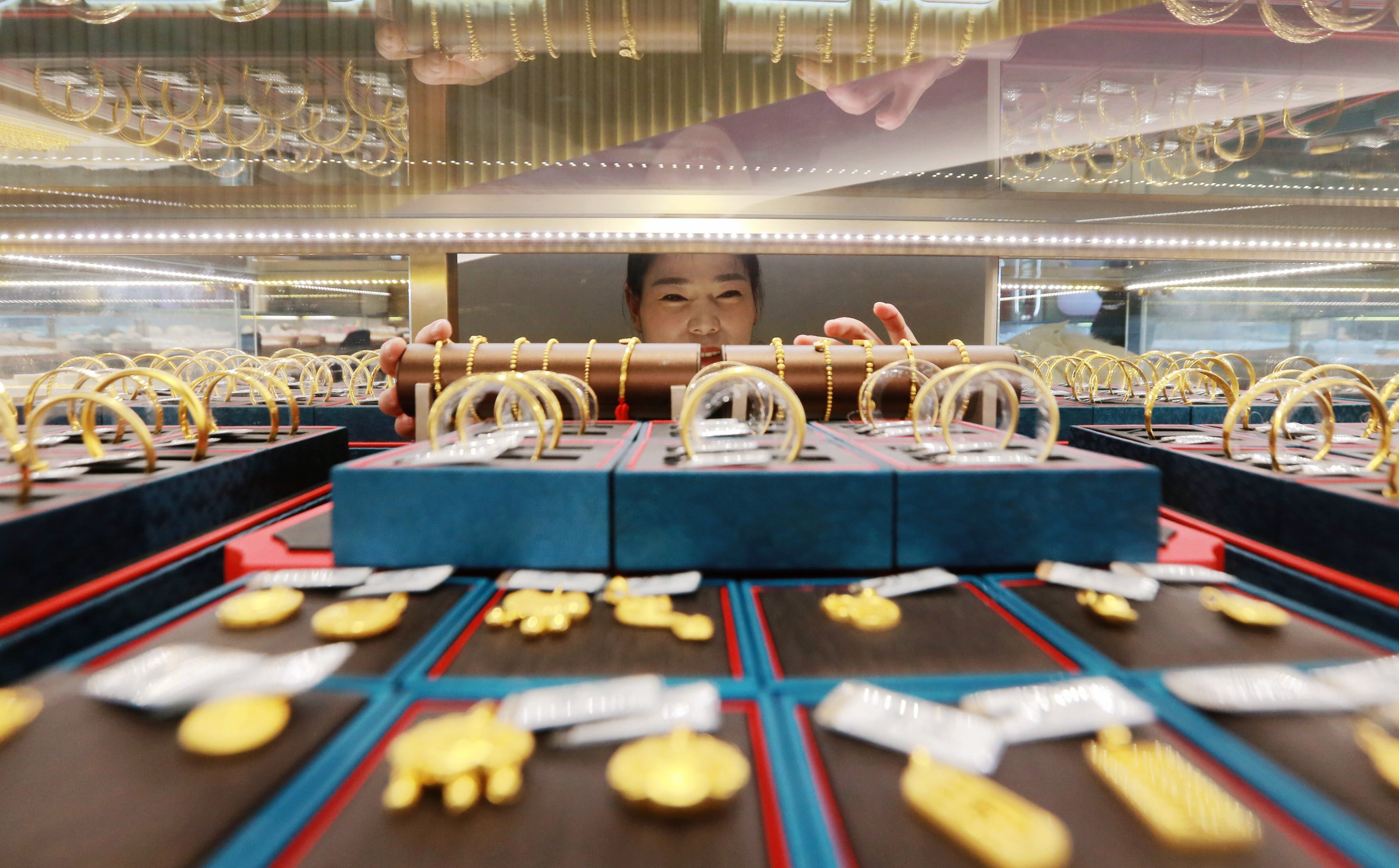 Many rich Chinese families aim to increase their gold holdings this year as risk appetite continues to contract. Photo: Xinhua