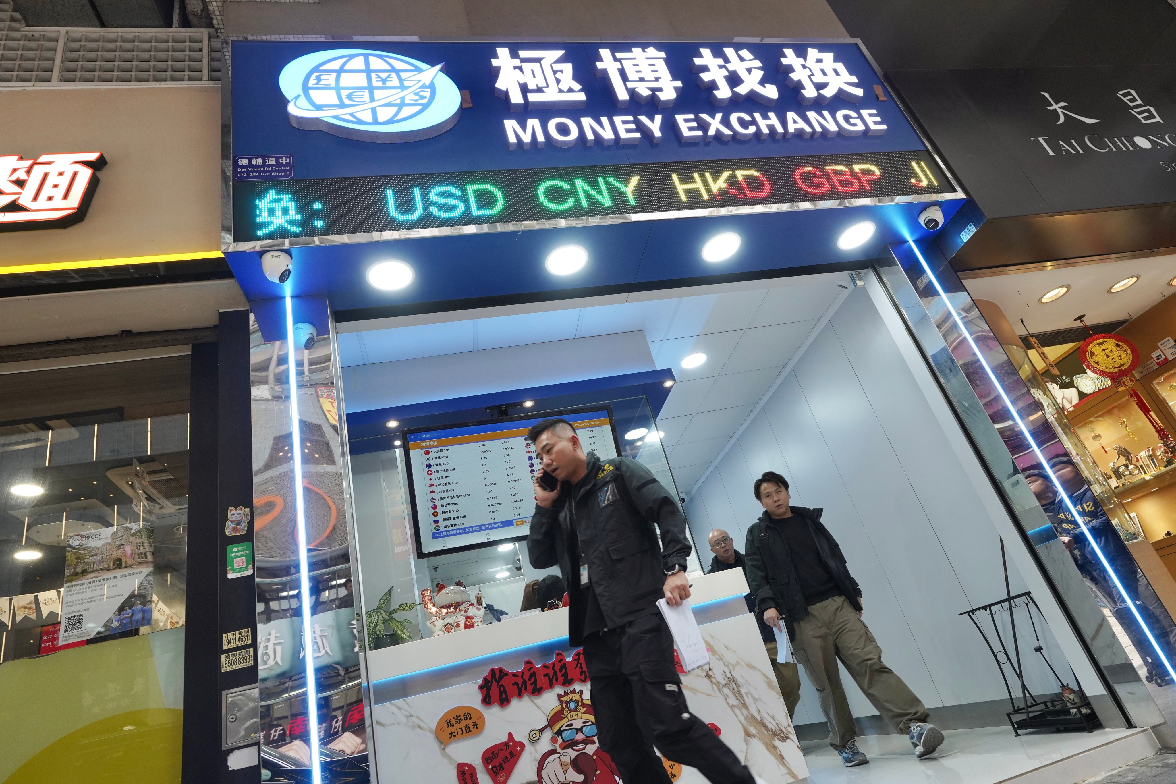 Hong Kong police investigate a robbery outside a money exchange shop in Sheung Wan. Photo: Karma Lo