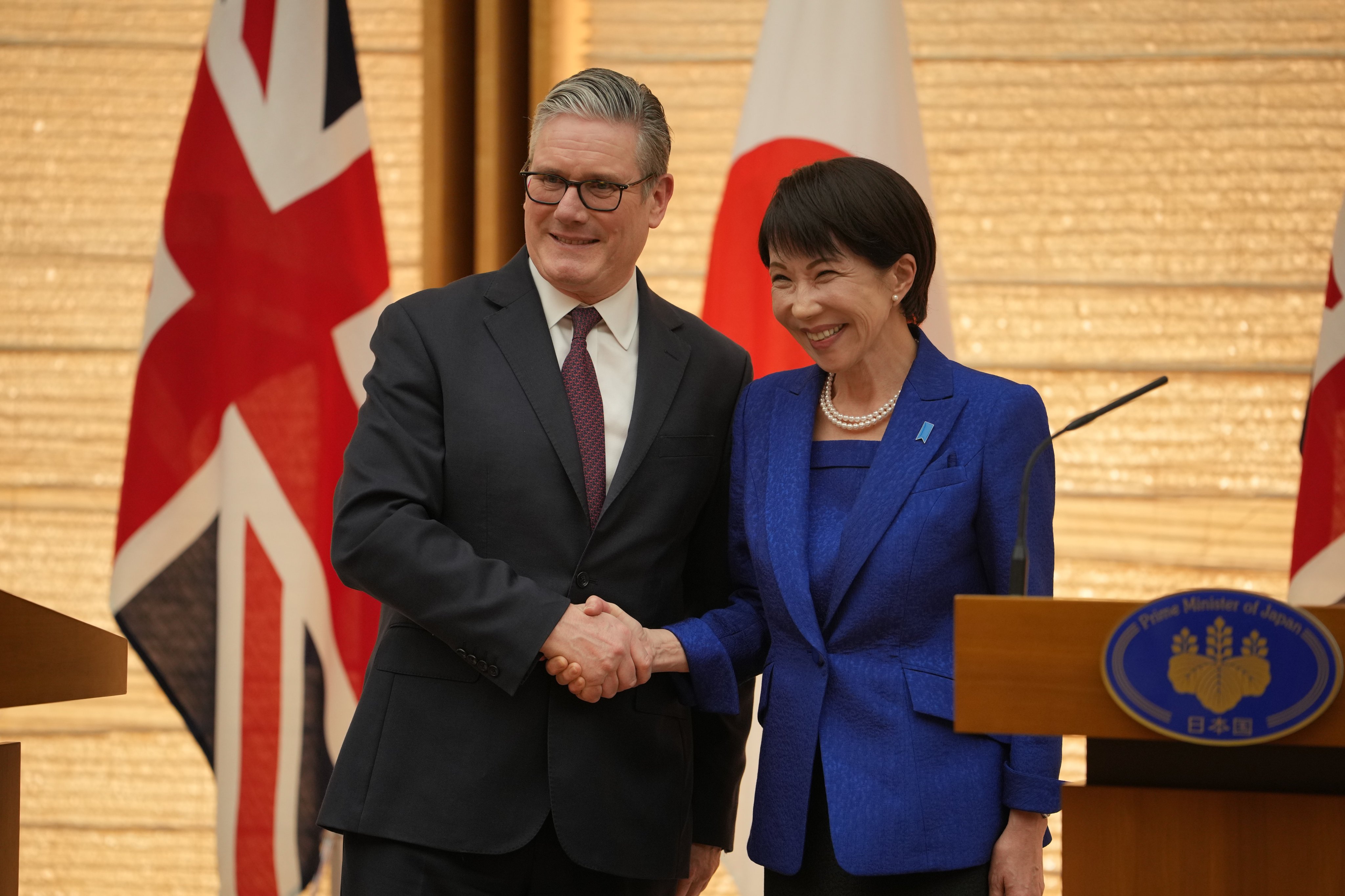 British Prime Minister Keir Starmer shakes hands with Japan’s Prime Minister Sanae Takaichi during a press conference after their bilateral meeting in Tokyo on Saturday. Photo: via dpa