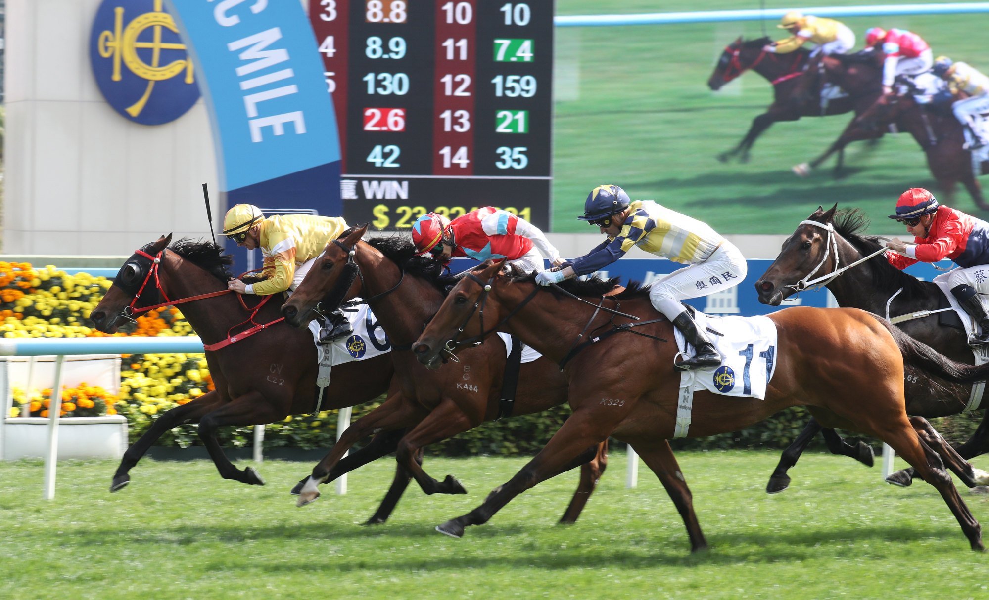 Crossborderdude (far side) fends them off at Sha Tin.