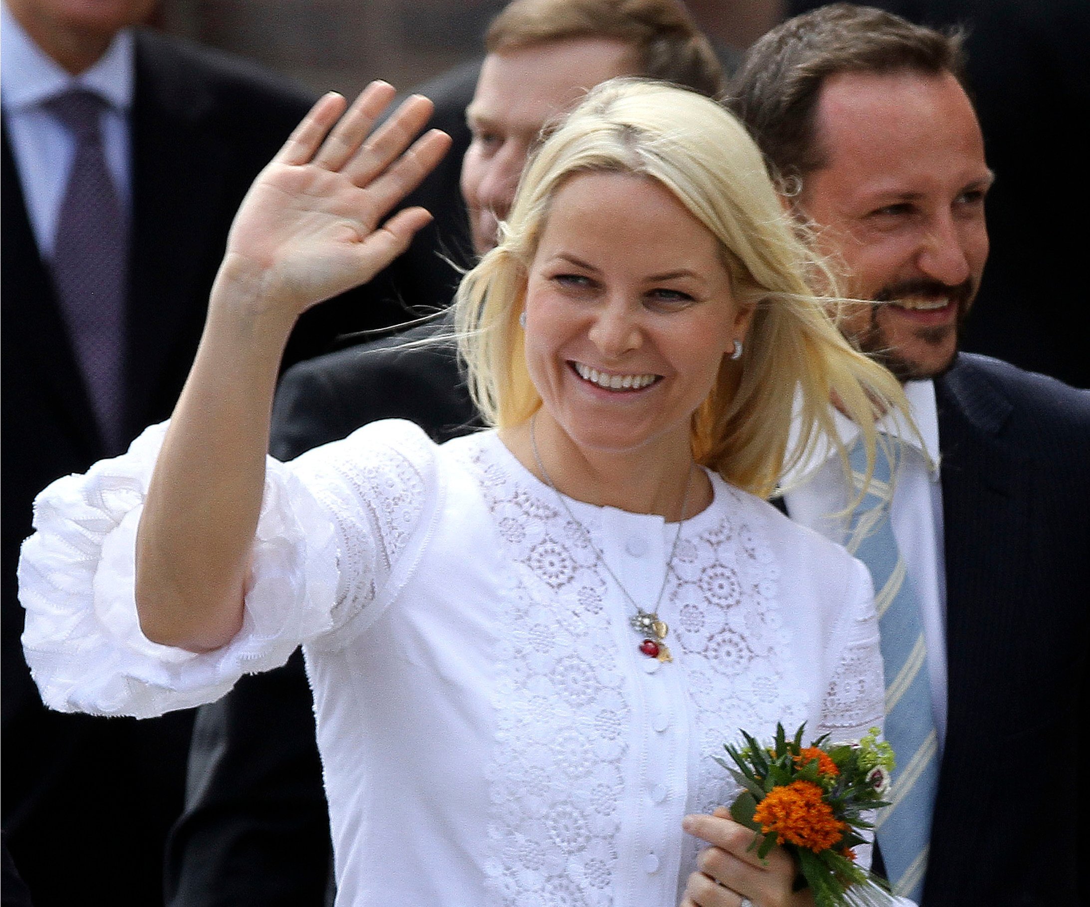 Norwegian Crown Pricess Mette-Marit waves to the waiting crowd in Stralsund, Germany, in June 2010.  Photo: AP