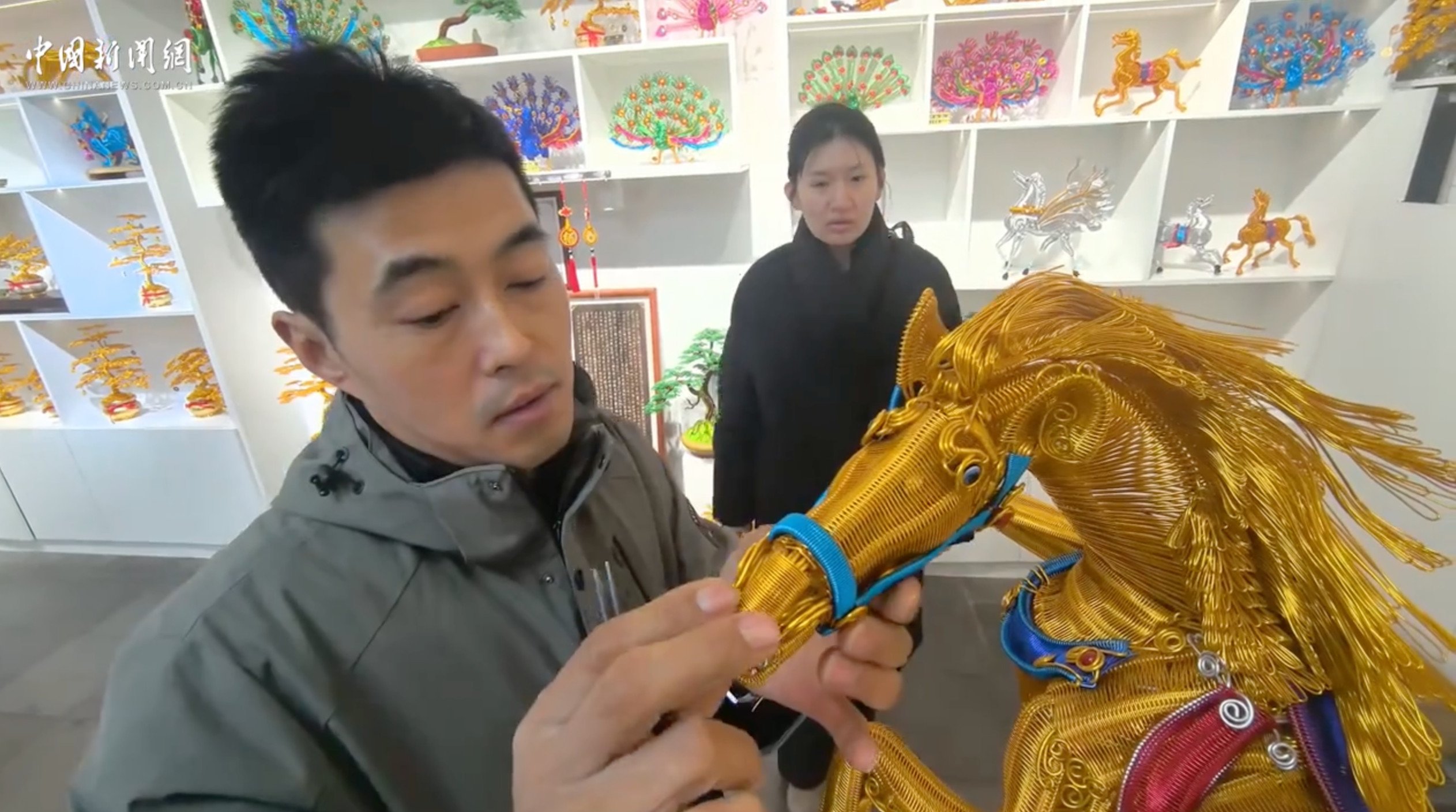 Chinese artist Yang Guang crafted a stunning horse ornament from 2,600 metres of aluminium thread, celebrating Qingzhou’s rich folk art tradition. Photo: ChinaNews