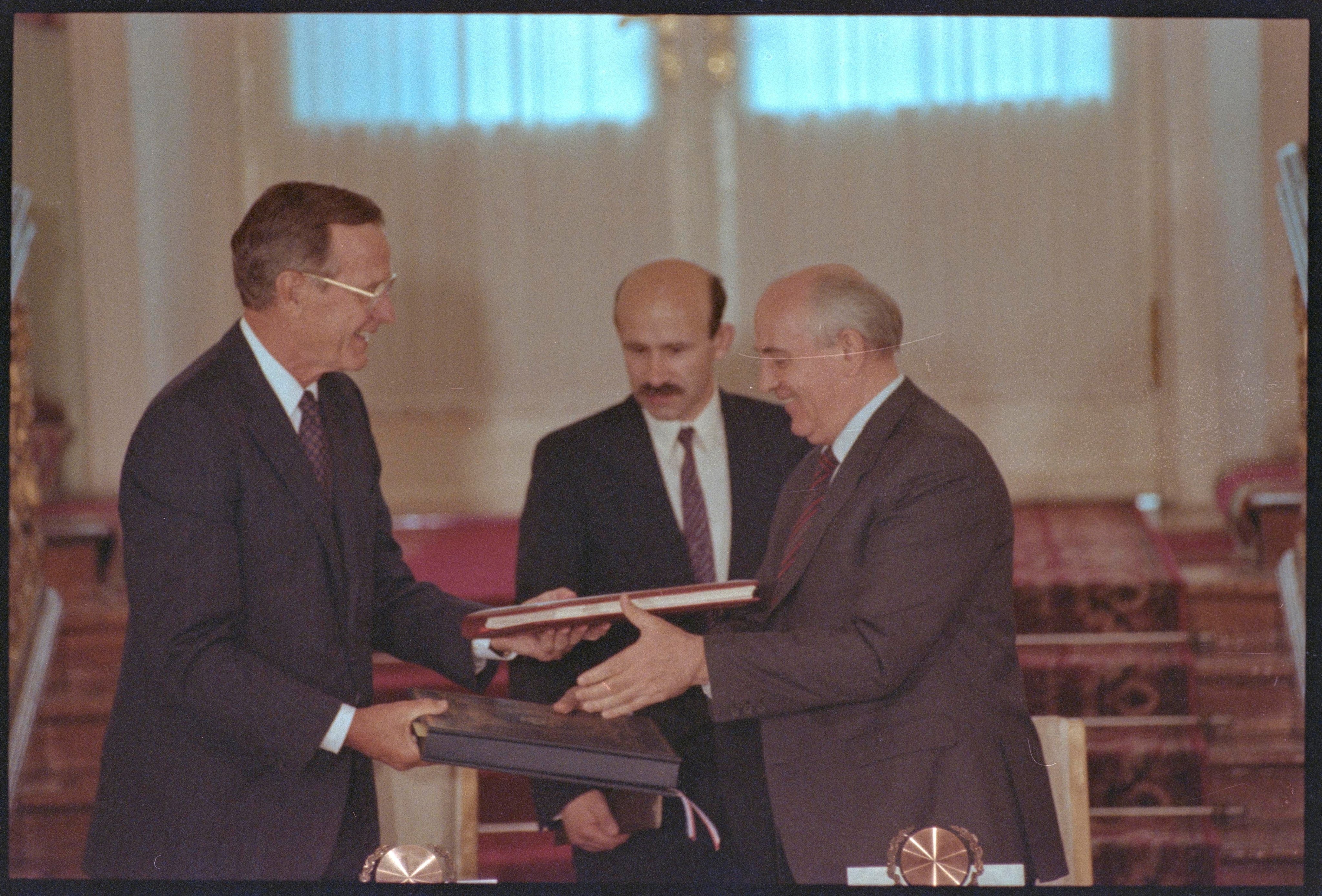 US president George Bush and Soviet president Mikhail Gorbachev exchange documents after signing the START arms reduction treaty on  July 31, 1991. Photo: Reuters