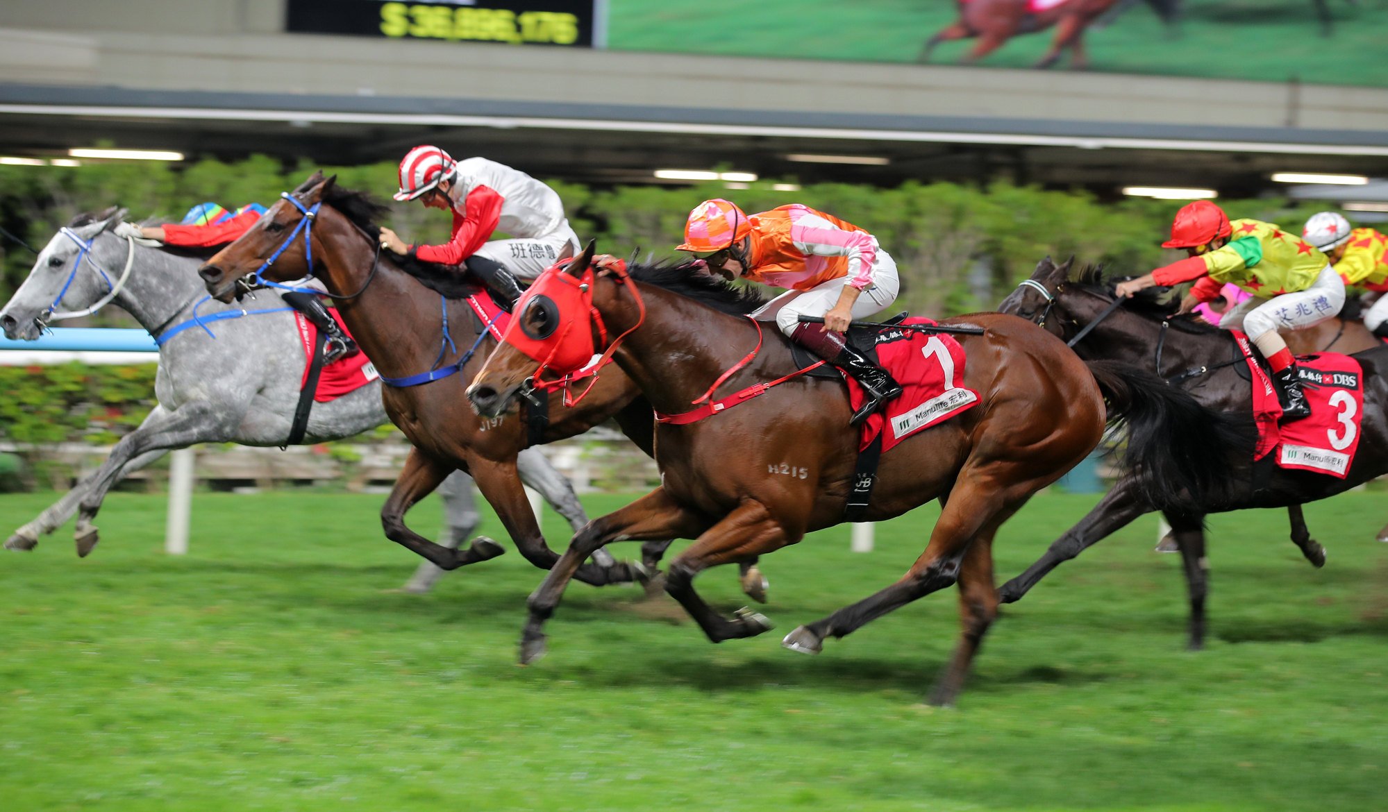 Helene Feeling (near) dives to dead heat with Kaholo Angel (grey) at Happy Valley.
