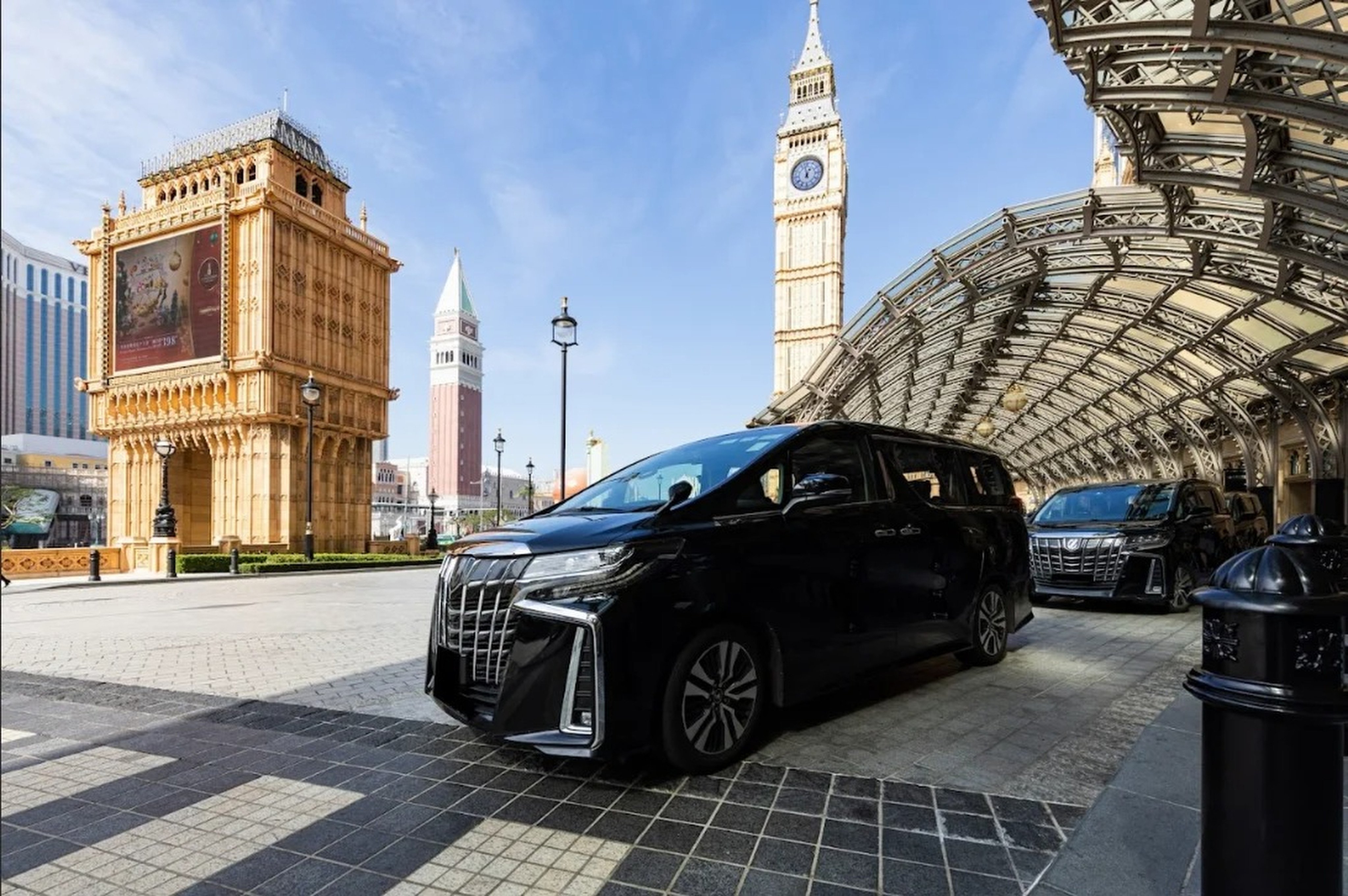 Hongkongers can now book limousine rides to Macau on the Uber app. Photo: Handout