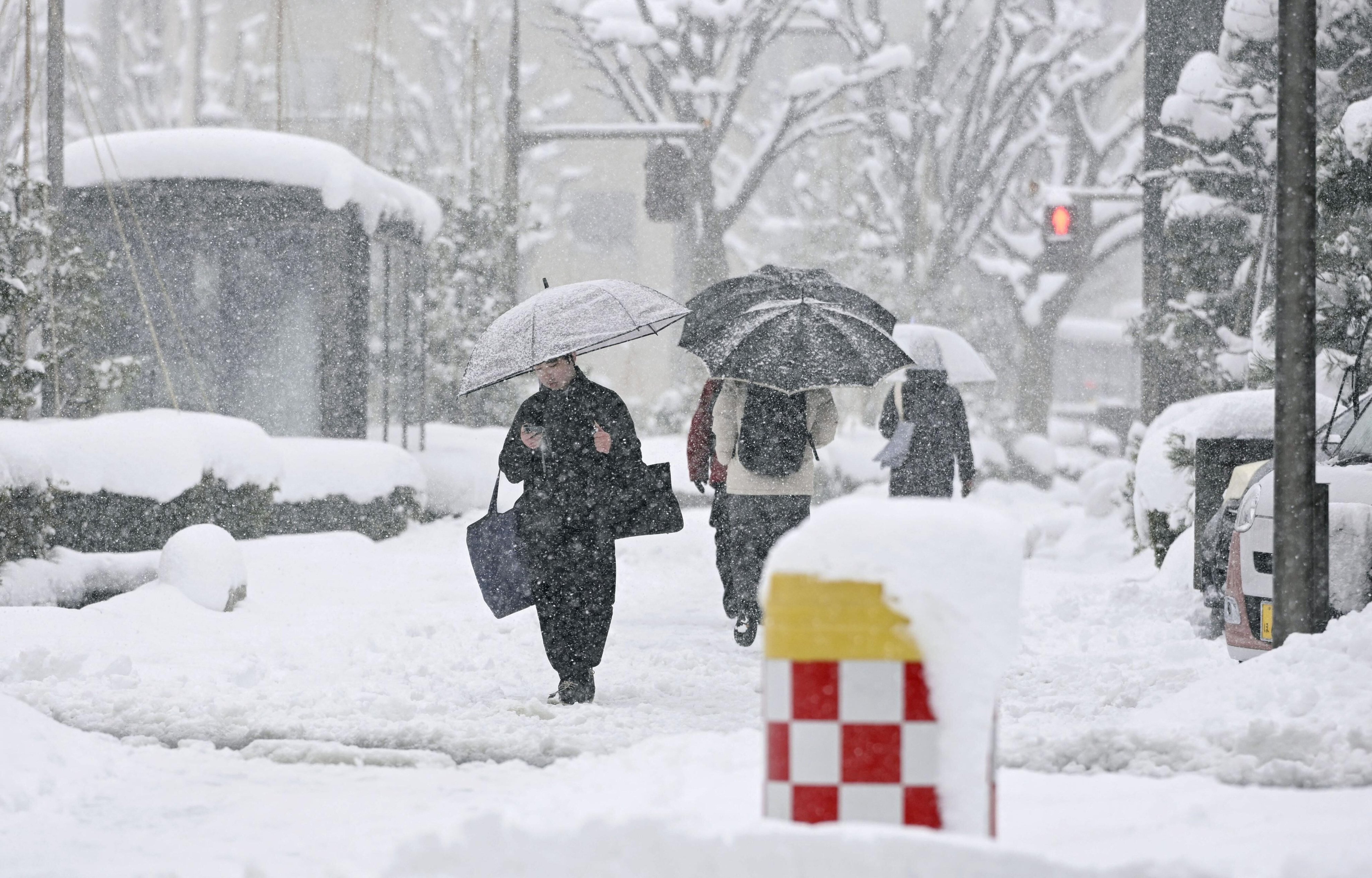 People walk in the snow in Kanazawa, Ishikawa prefecture, Japan, on January 23, 2026. Photo: Kyodo via AP