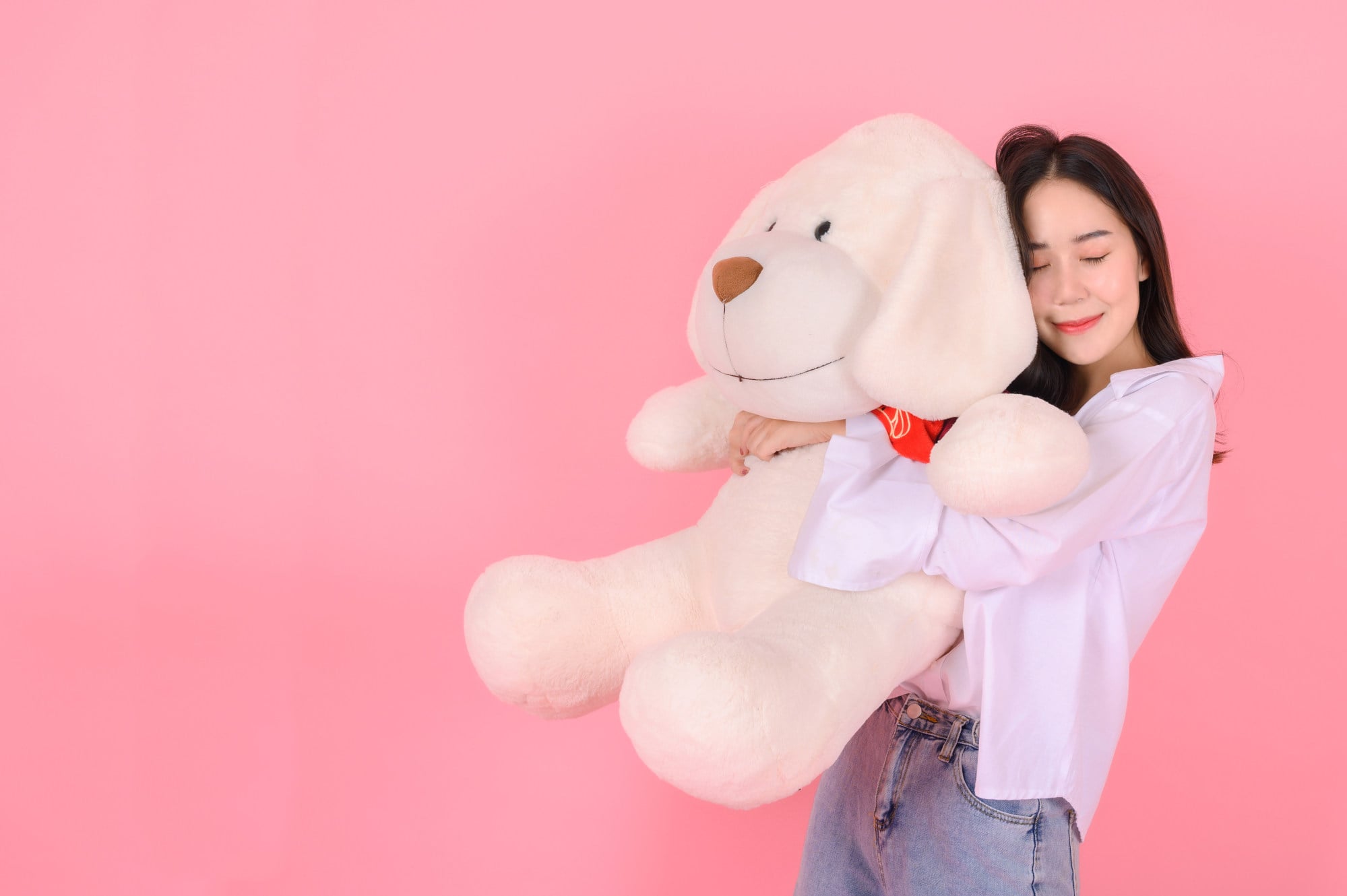 A young woman hugs a big teddy bear. Some doll mummies say their “children” even begin to smell like them, such is the level of their attachment to the toys. Photo: Getty Images A young woman hugs a big teddy bear. Some doll mummies say their “children” even begin to smell like them, such is the level of their attachment to the toys. Photo: Getty Images
