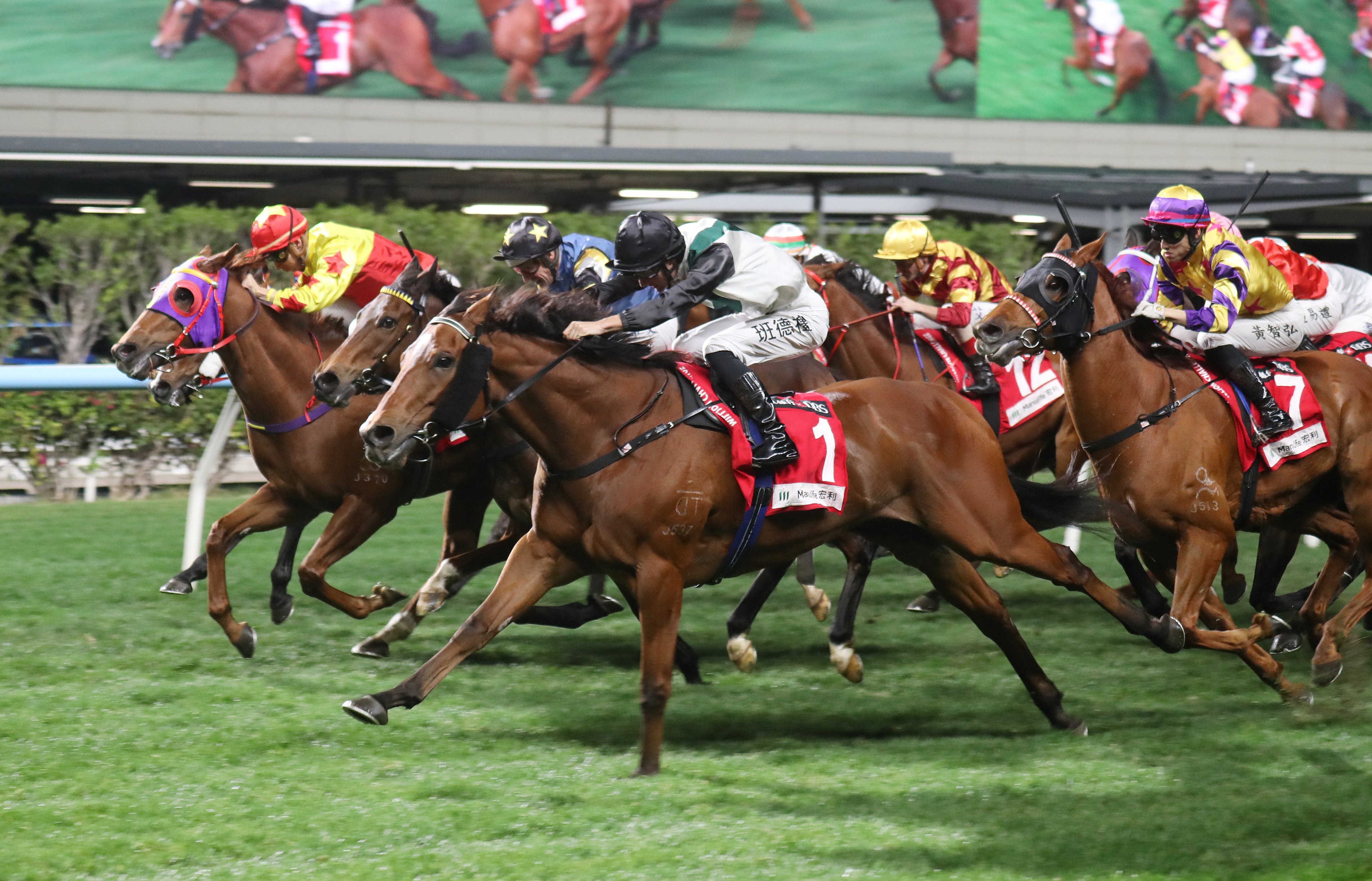 Romantic Son (outside) and Harry Bentley nail California Blitz at Happy Valley. Photos: Kenneth Chan
