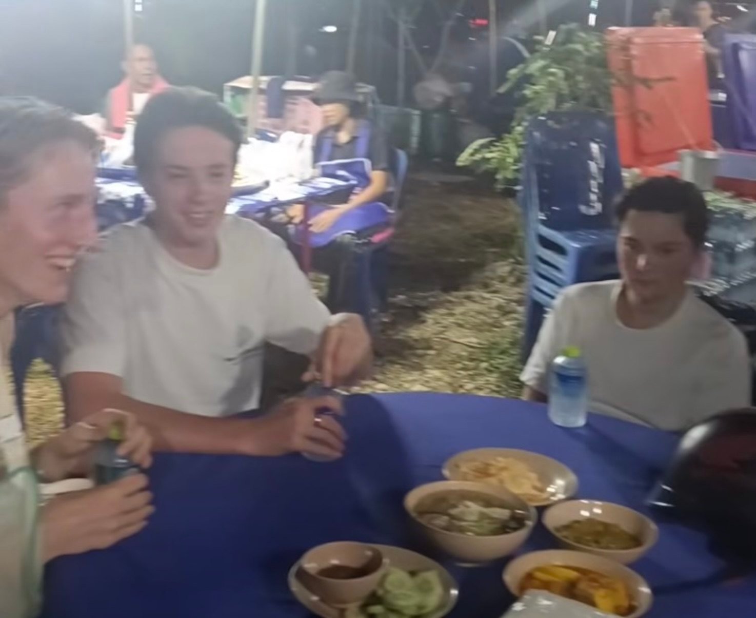 A Thai family offering food to a group of tourists who are searching for a restaurant and wander into a funeral by mistake in the city of Nakhon Si Thammarat. Photo: Facebook/Charantorn Chaloemkiad