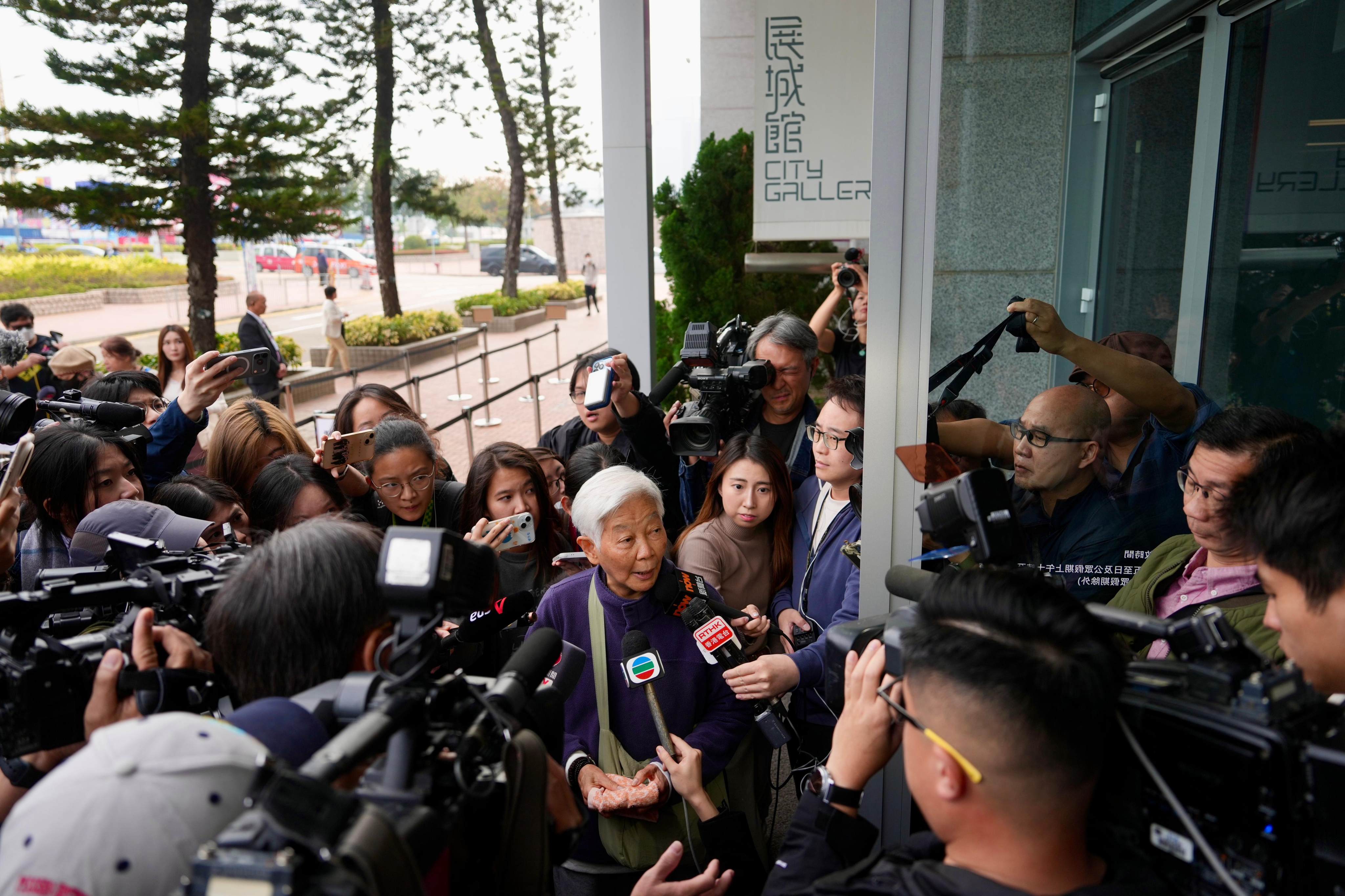 A Wang Fuk Court resident, surnamed Tang, enters City Gallery in Central. Photo: Sam Tsang