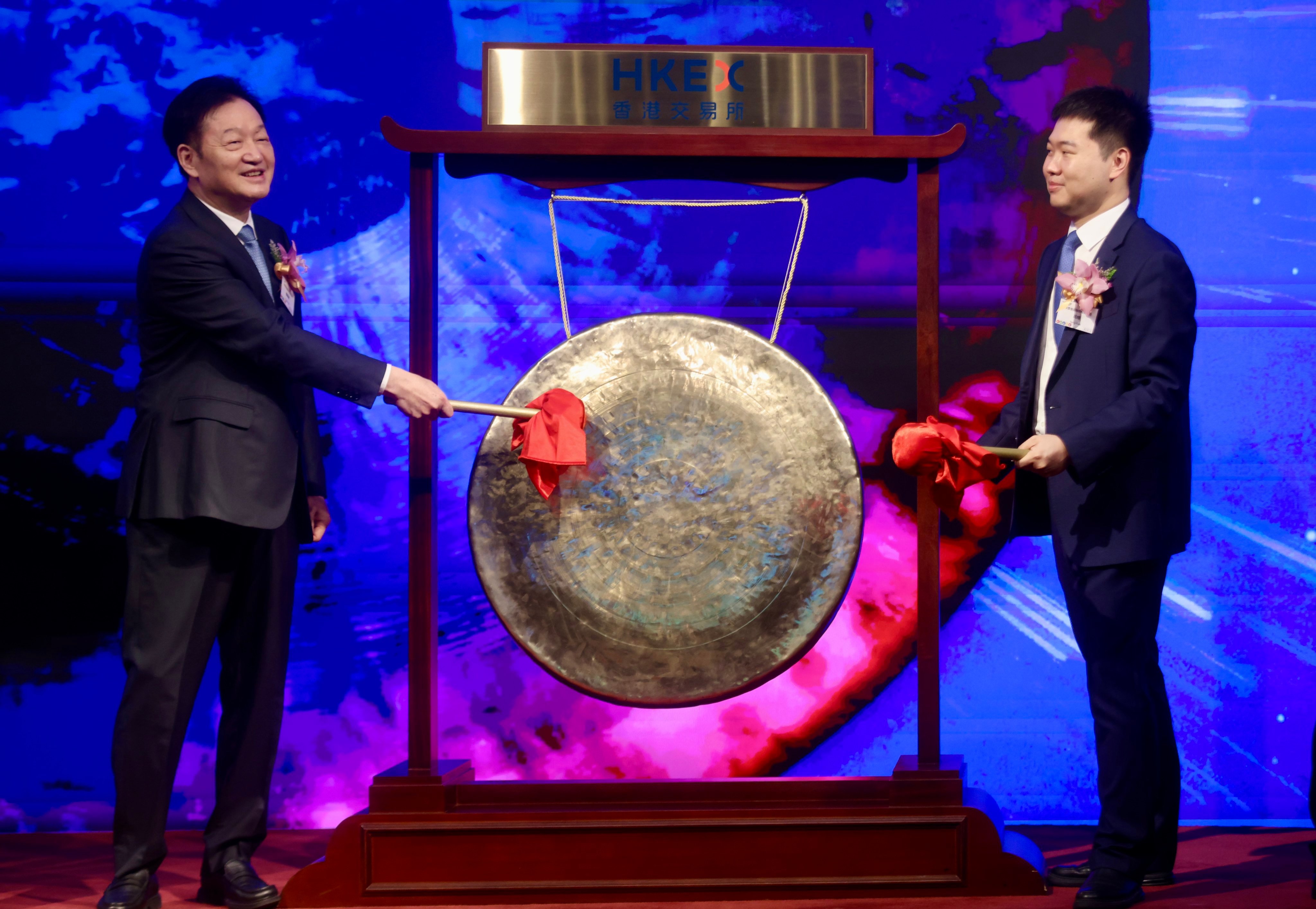 Muyuan Foods chairman Qin Yinglin (left) takes part in the company’s listing ceremony at Hong Kong Exchanges and Clearing on February 6, 2026. Photo: Jonathan Wong