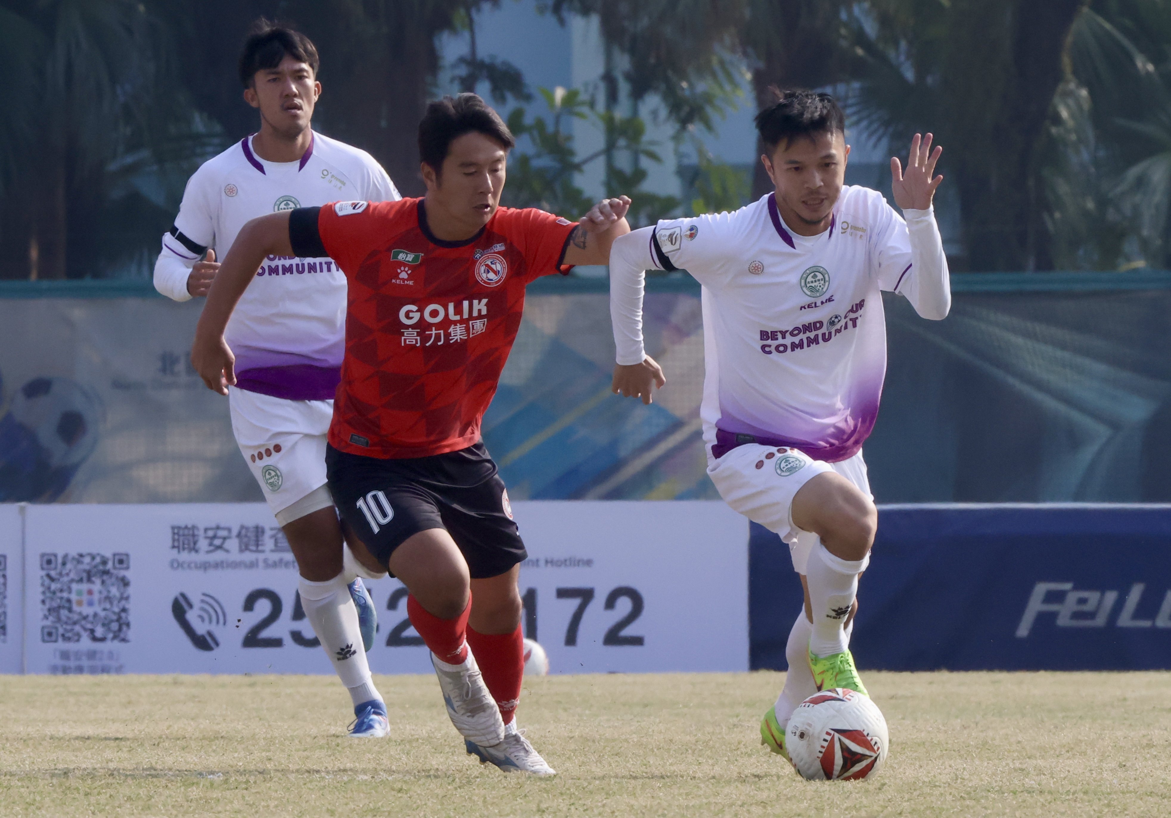 Philip Chan, right, tries to sprint clear of Law Hiu-chung in Tai Po’s 1-1 league draw at North District. Photo: Jonathan Wong