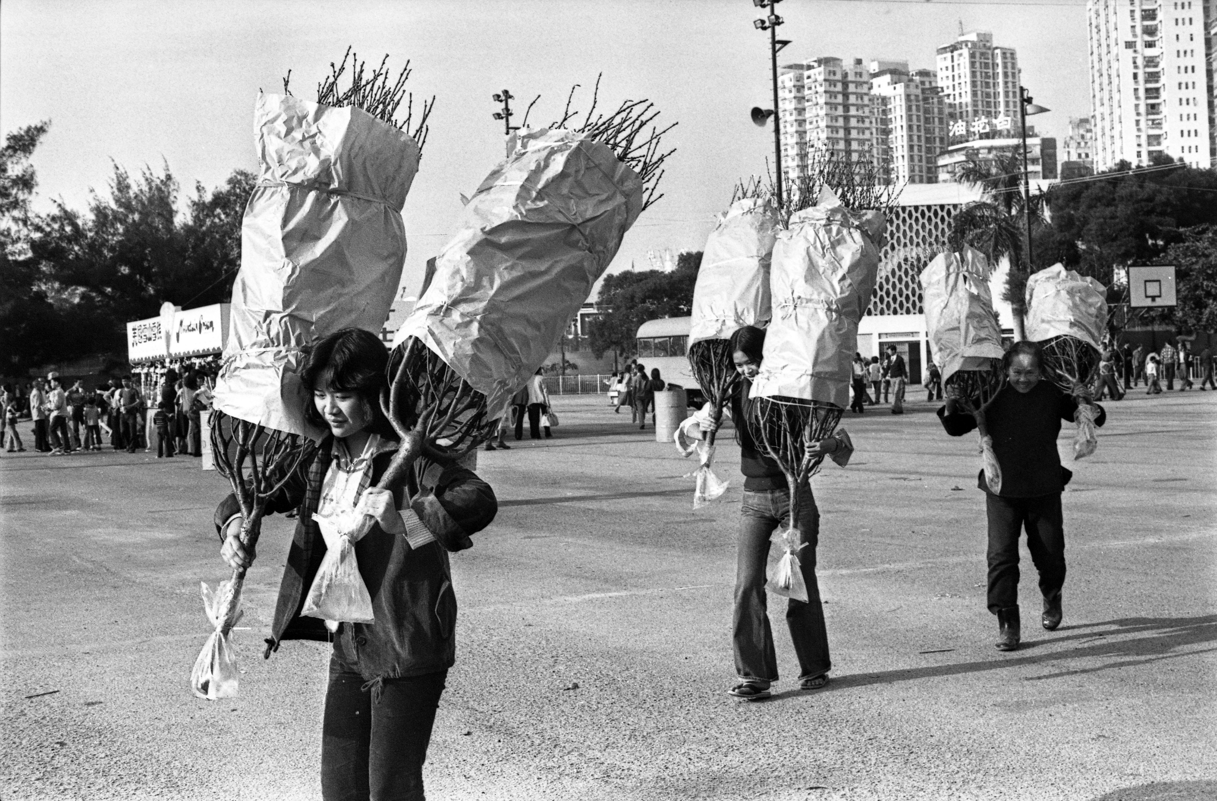 Women with peach blossoms they bought at a flower market in January 1979. Photo: SCMP Archives