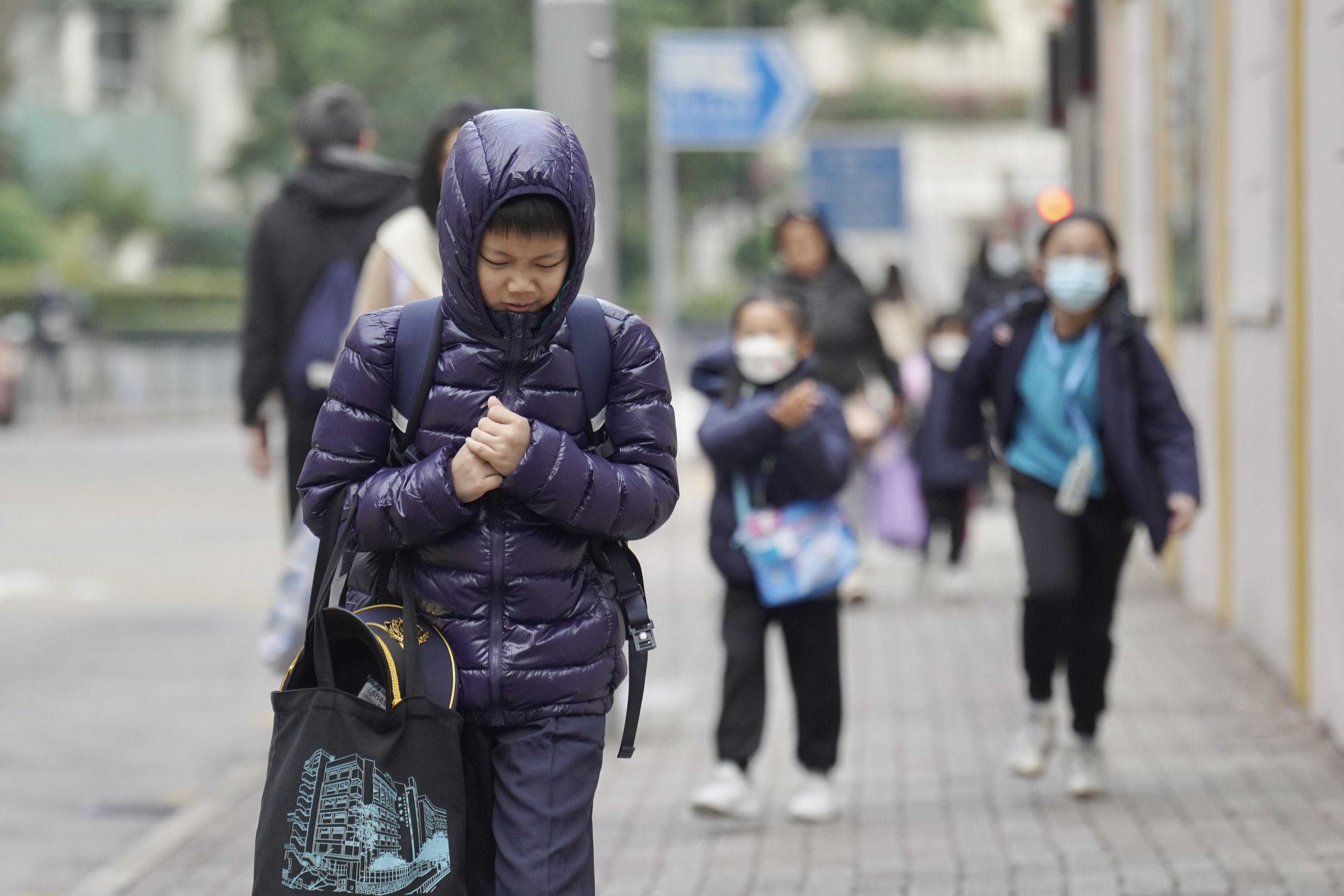 Students go to school on a chilly morning in Hung Hom on January 7. Photo: Karma Lo