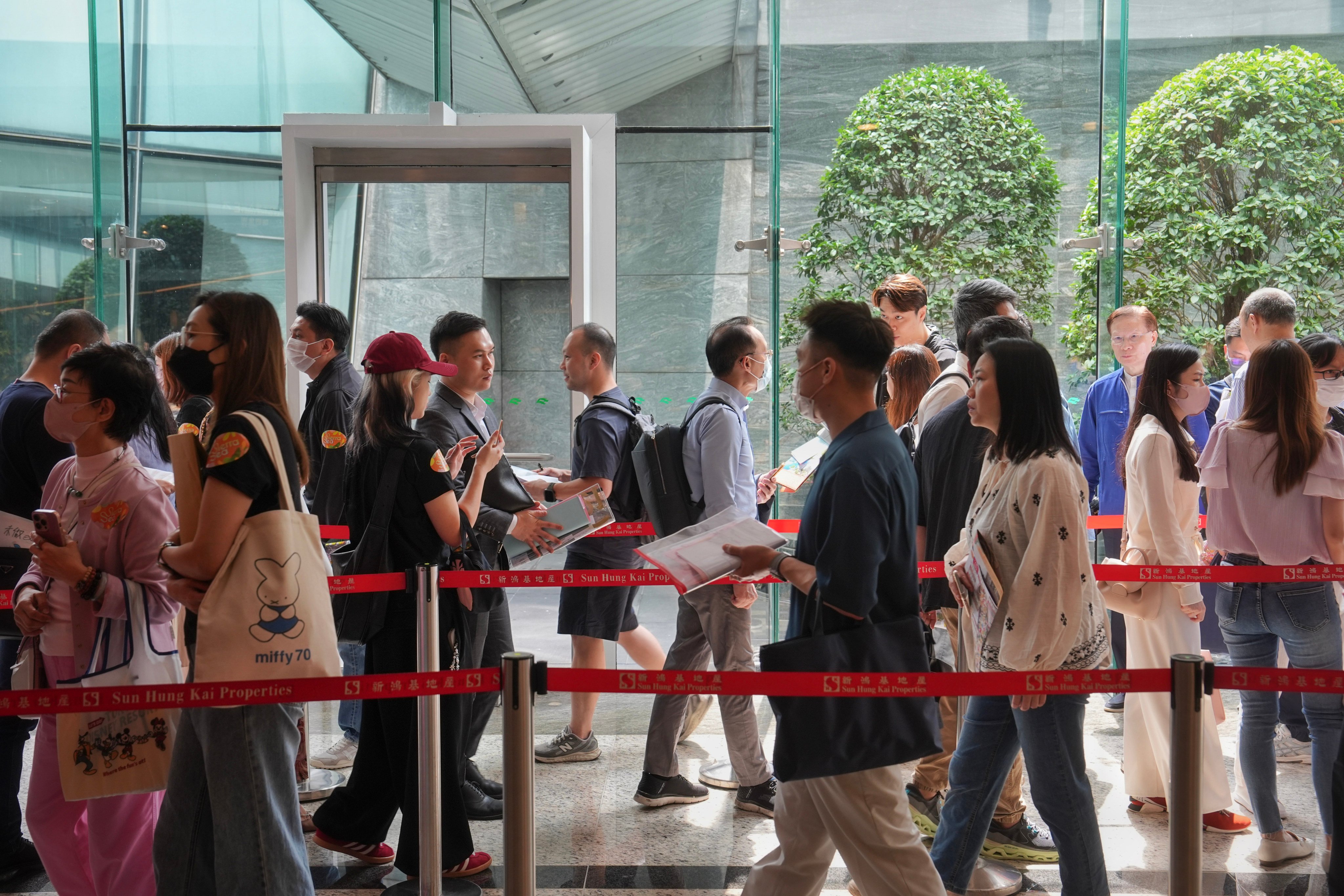 Potential buyers queue up at the SHKP Sierra Sea sales office at the International Commerce Centre in Central, May 25, 2025. Photo: Elson Li