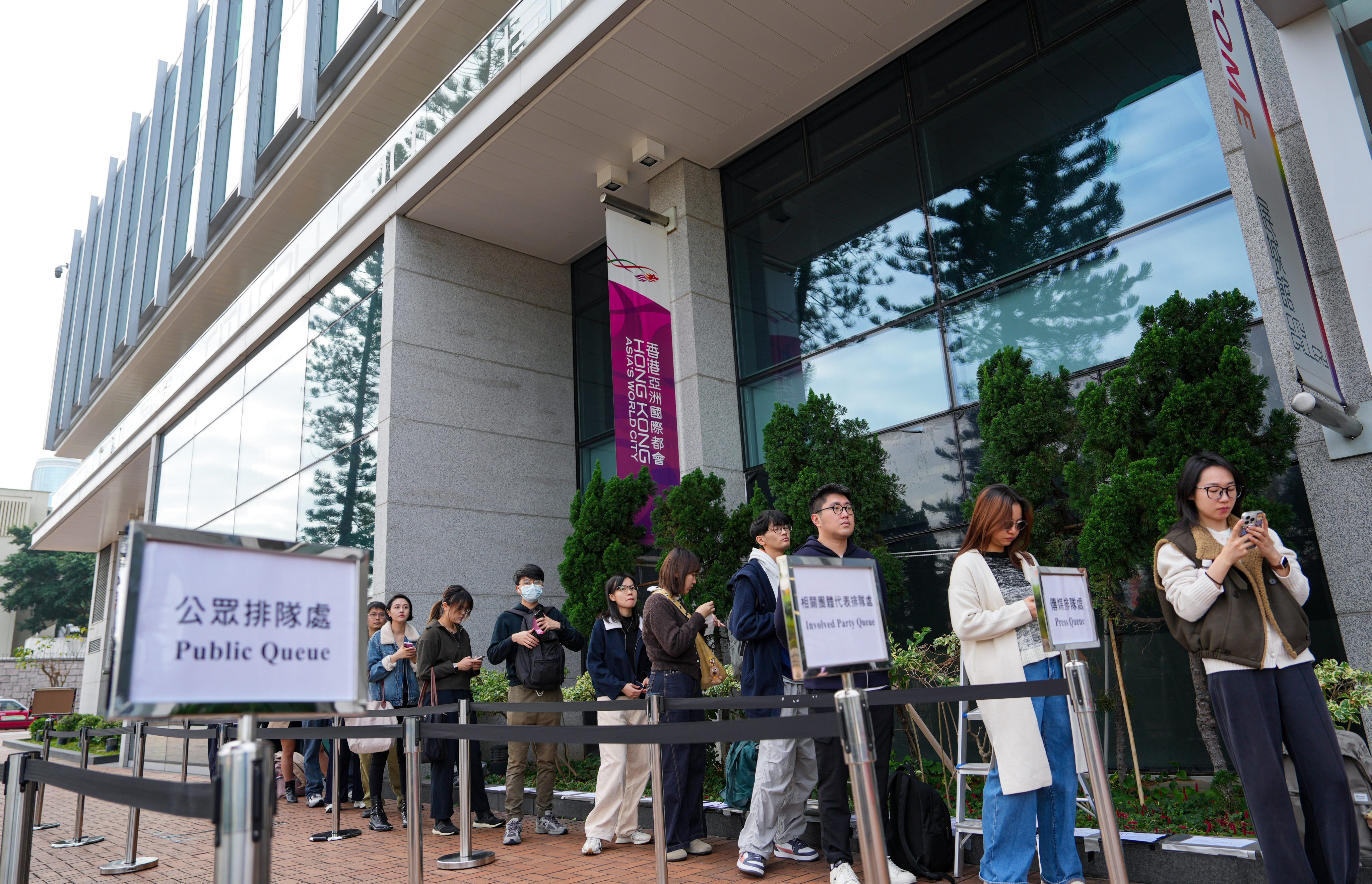 Residents queue for a place at the independent committee’s first public meeting on Thursday. Photo: Sam Tsang
