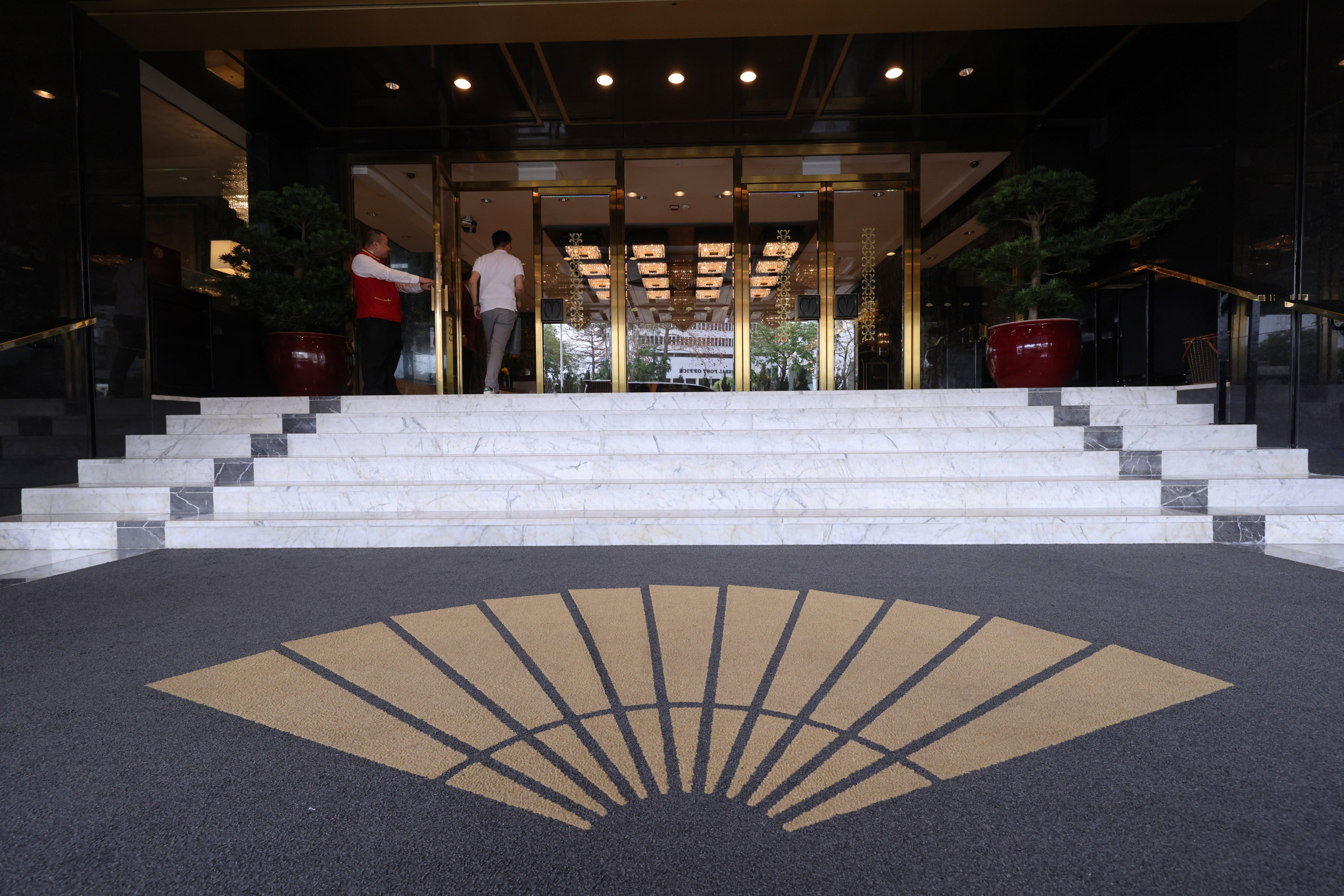 The five men and three women developed diarrhoea, abdominal pain, vomiting and fever after dining at the Clipper Lounge at the Mandarin Oriental. Photo: Nora Tam