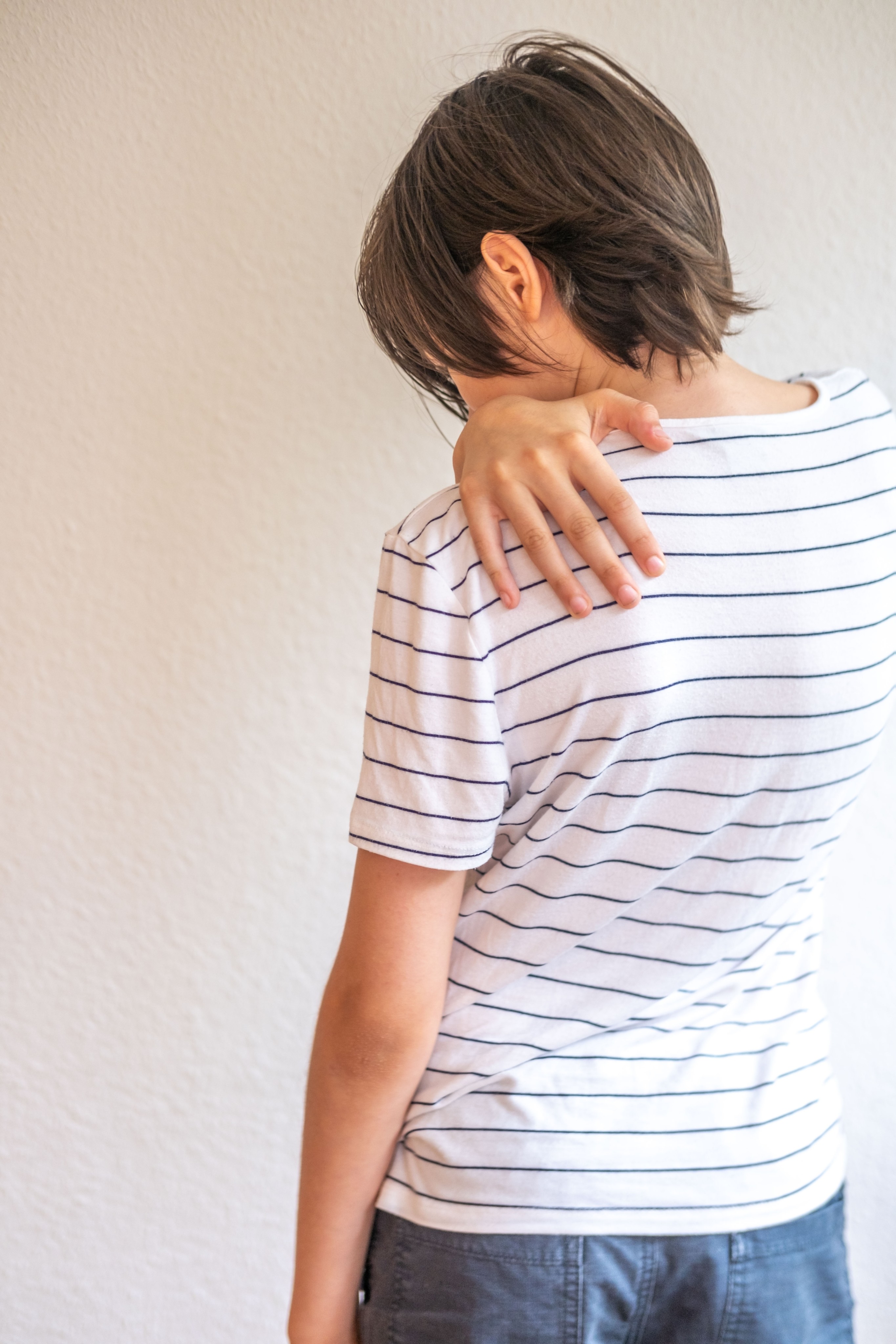How do I tell my best friend not to slap my back when she laughs? Photo: Shutterstock