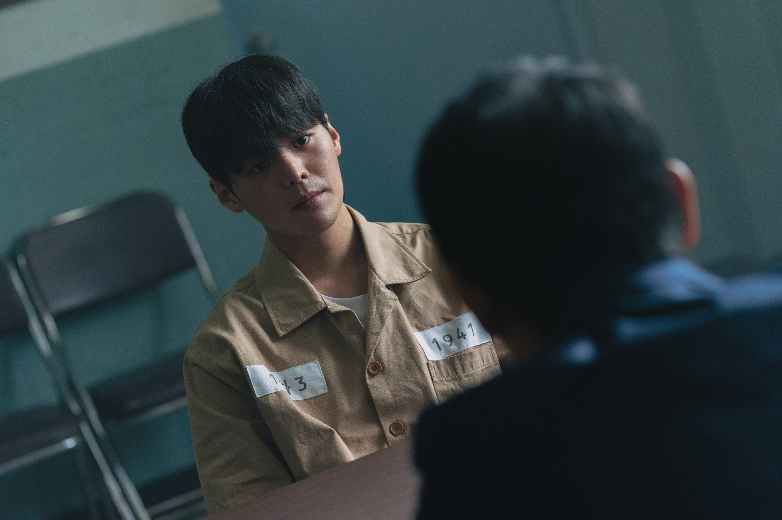 Ryeoun as serial killer/medical expert Lee Woo-gyeom in a still from Bloody Flower. Keum Sae-rok and Sung Dong-il co-star.