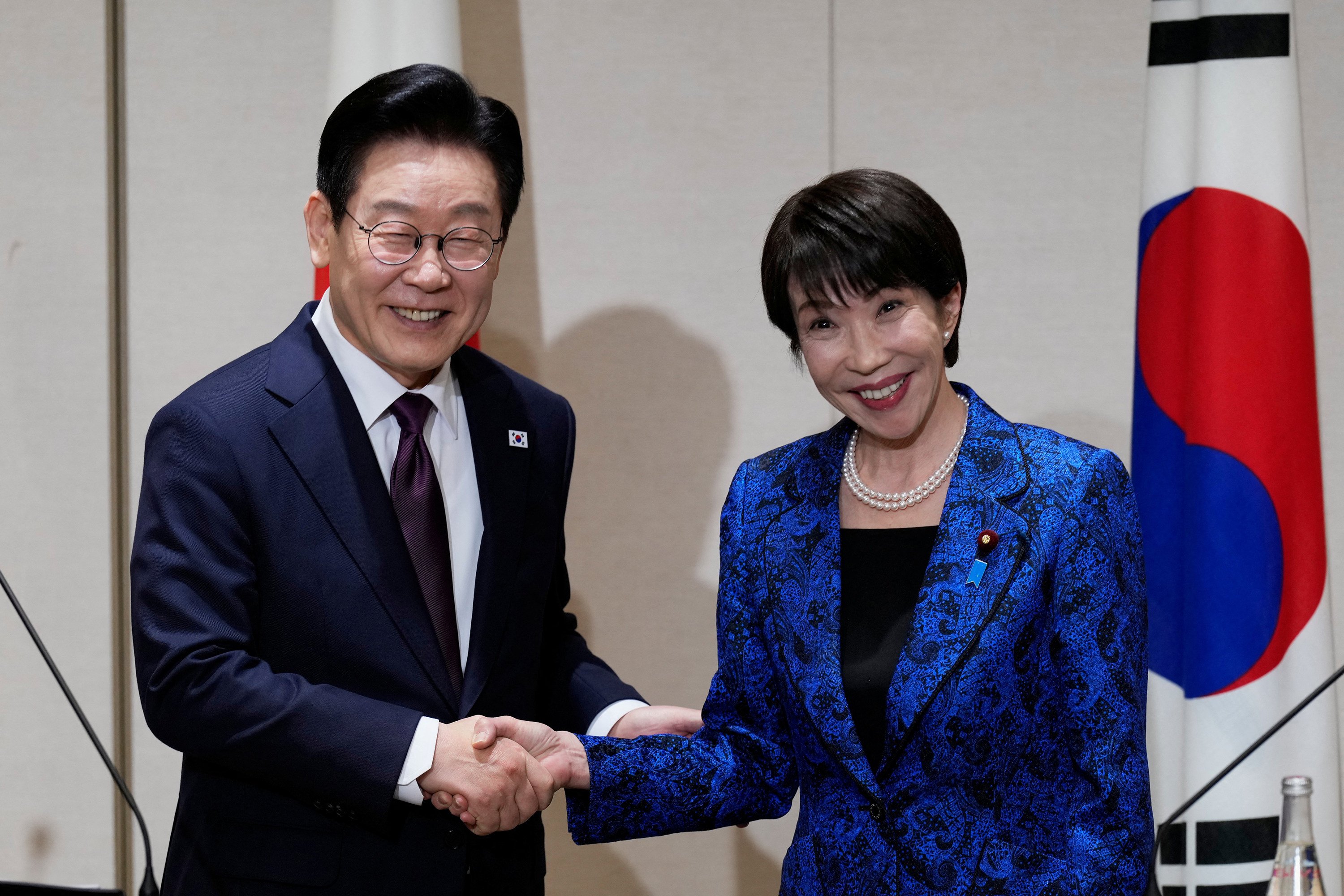 South Korean President Lee Jae Myung (left) shakes hands with Japanese Prime Minister Sanae Takaichi after their talk in Nara on January 13. Photo: AFP