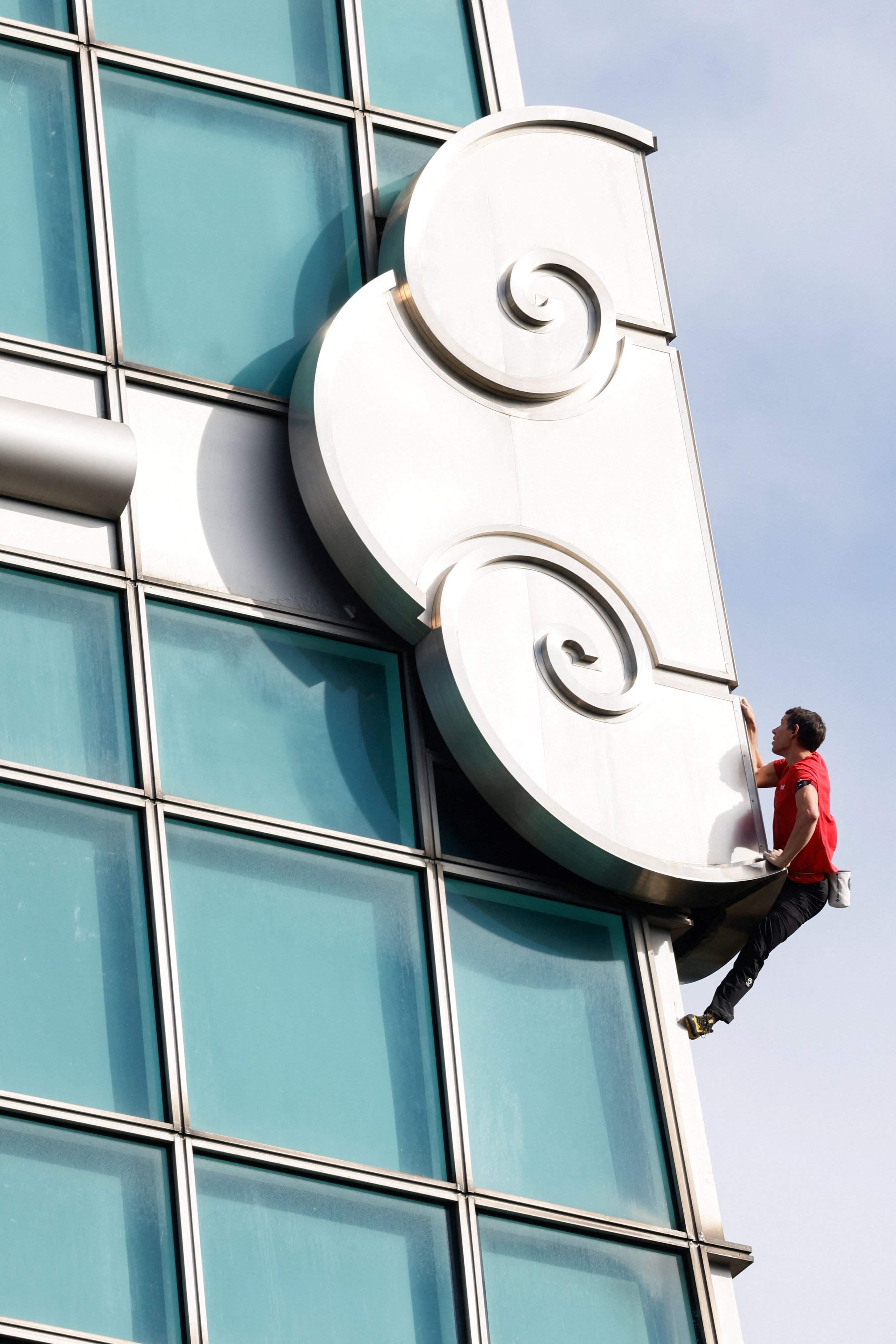 Climber Alex Honnold free solos the Taipei 101 skyscraper in Taipei, Taiwan, on January 25, 2026. Photo: Reuters