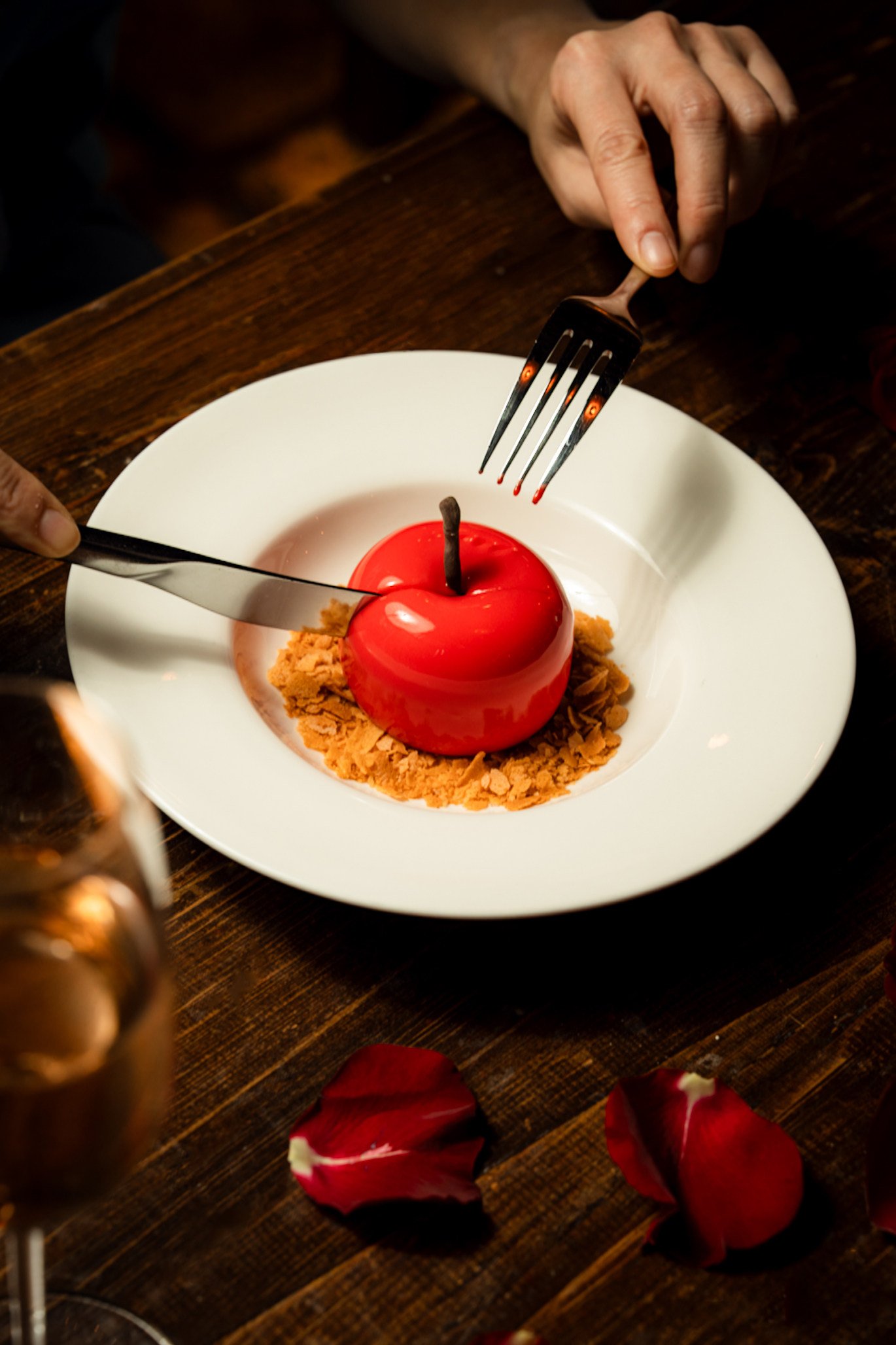 Hong Kong restaurant La Taverna is ready to tempt you this Valentine’s weekend with La Mela del Peccato (Apple of Sin) dessert. Photo: Handout