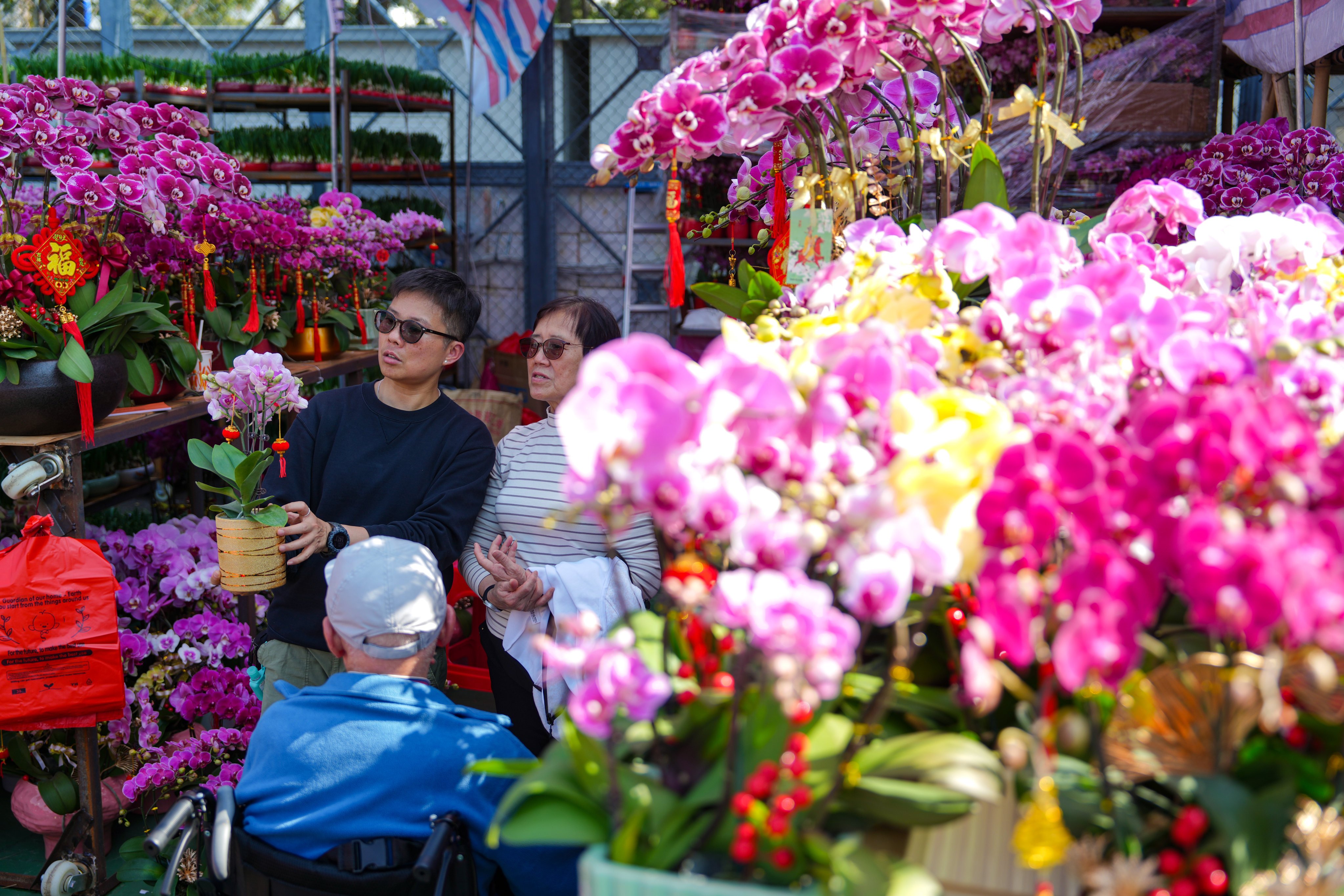 Hundreds of shoppers visited the opening day of the Lunar New Year fair at Victoria Park to check out this year’s offerings at 400 stalls. Photo: Sam Tsang