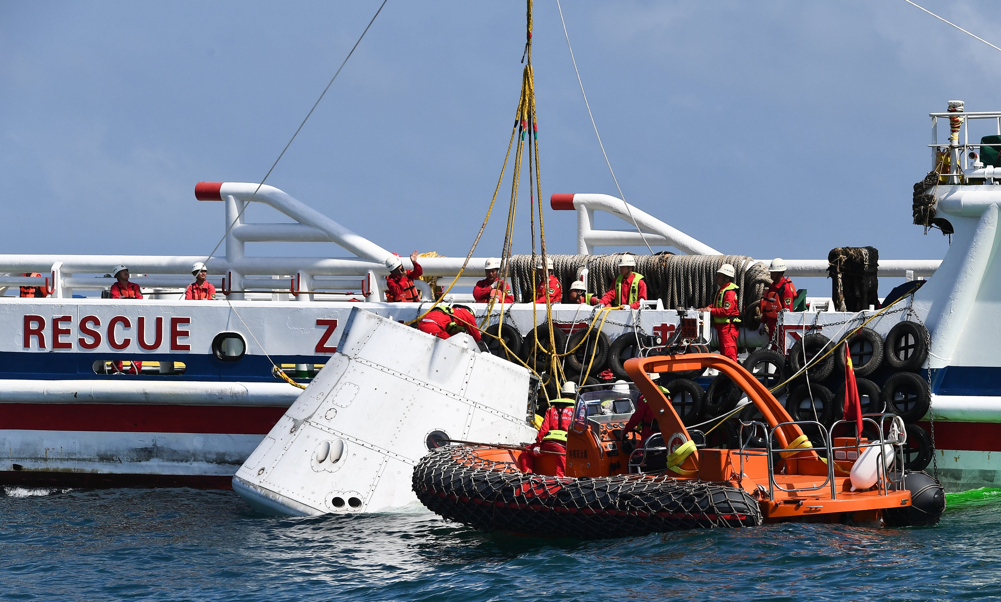 A rescue ship retrieves the return capsule of China’s new-generation Mengzhou crewed spaceship off the coast of Hainan province on Wednesday. Photo: Xinhua