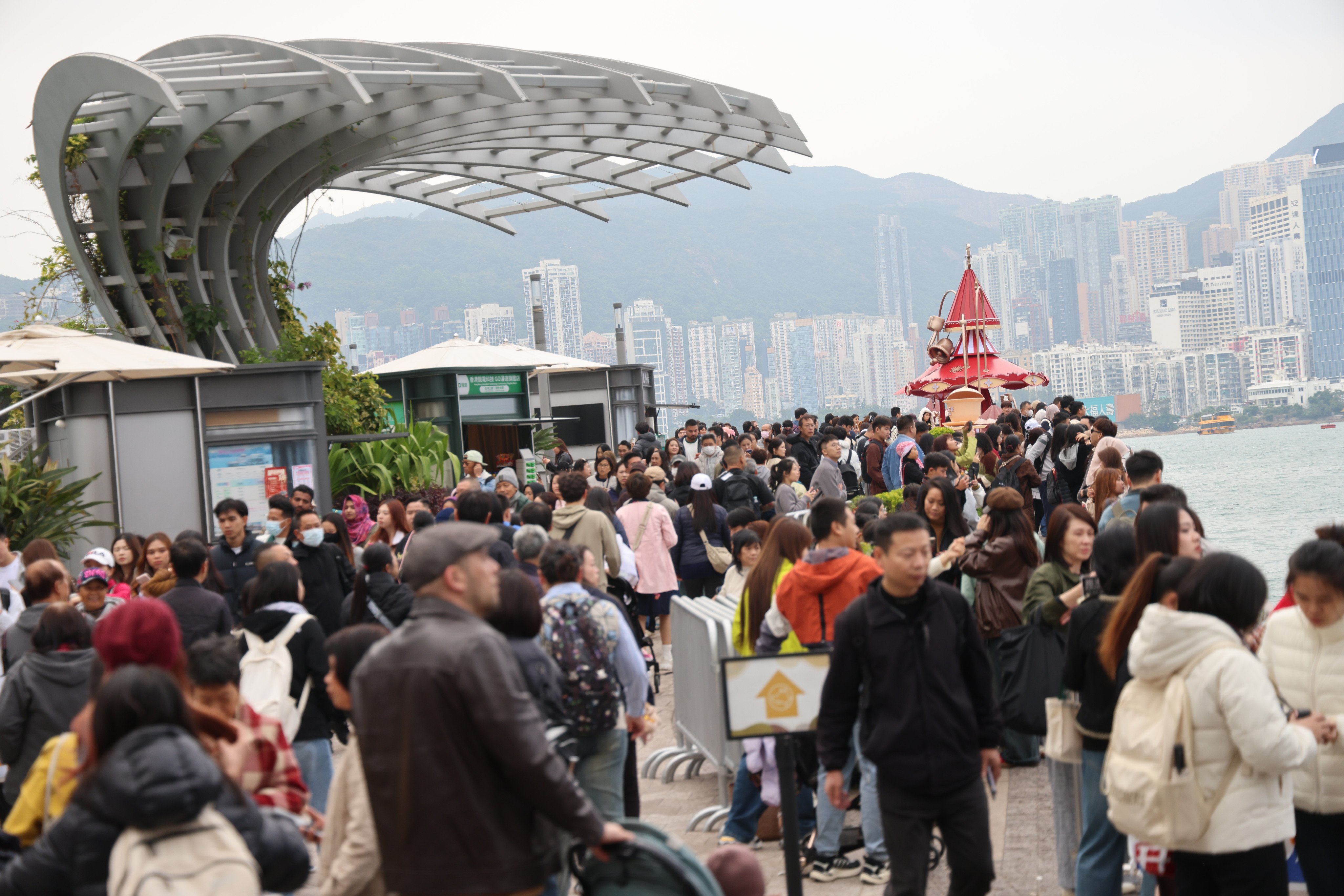 Tourists flock to the Avenue of Stars in Tsim Sha Tsui during the Christmas holidays. Photo: Jelly Tse