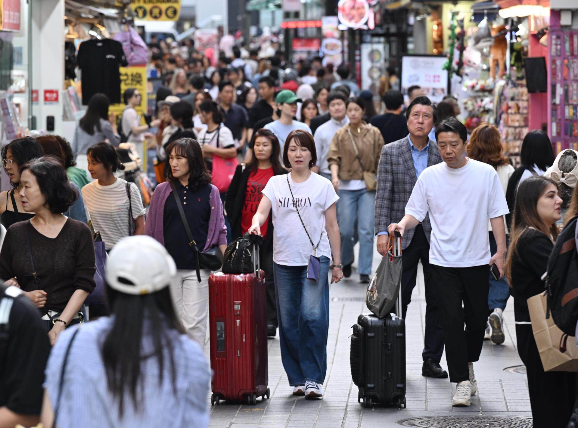 Tourists walk through Myeong-dong in Seoul, in September 2025. A rising number of  Chinese tourists are visiting South Korea for skin treatments. Photo: The Korea Times
