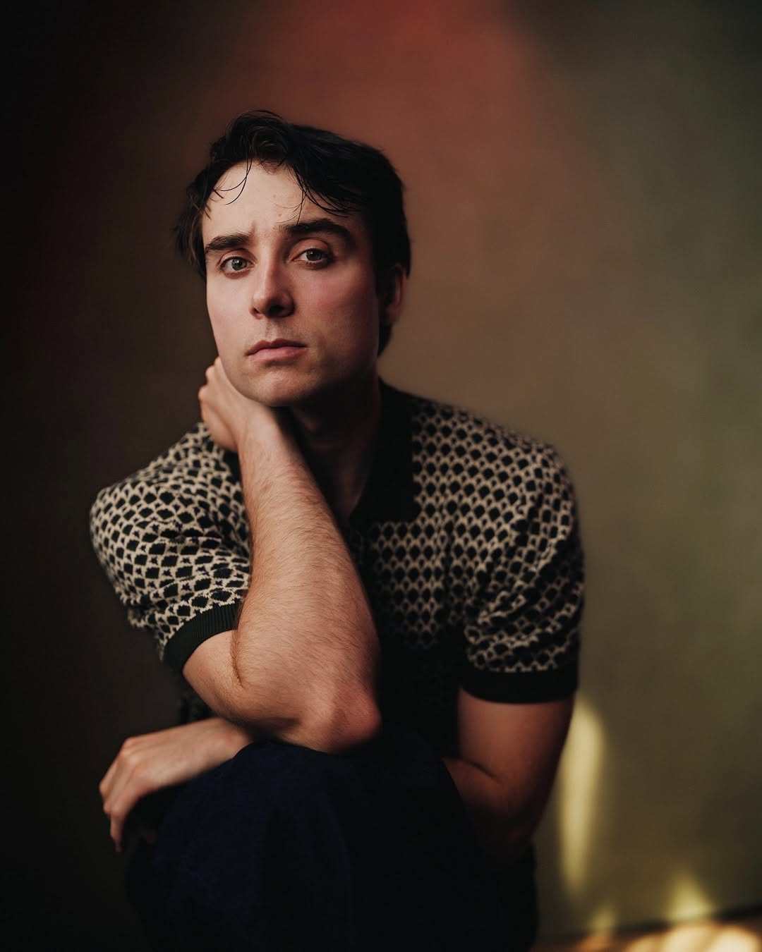 Oli Higginson is an English actor known for his role as the footman John in Bridgerton. Photo: @oli_higginson/Instagram