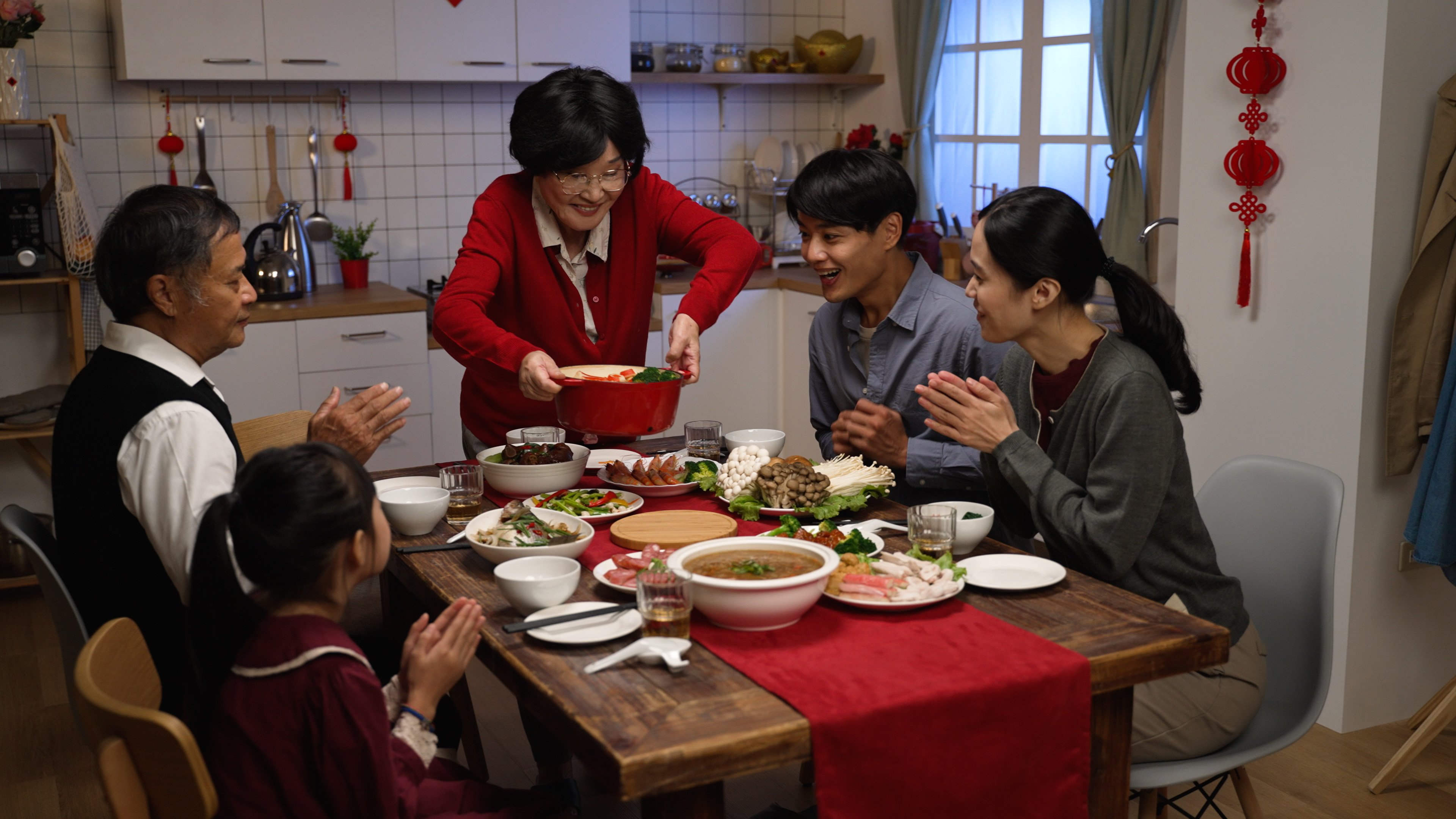 On the eve of Lunar New Year, it is traditional to hold a family reunion dinner. Photo: Getty Images