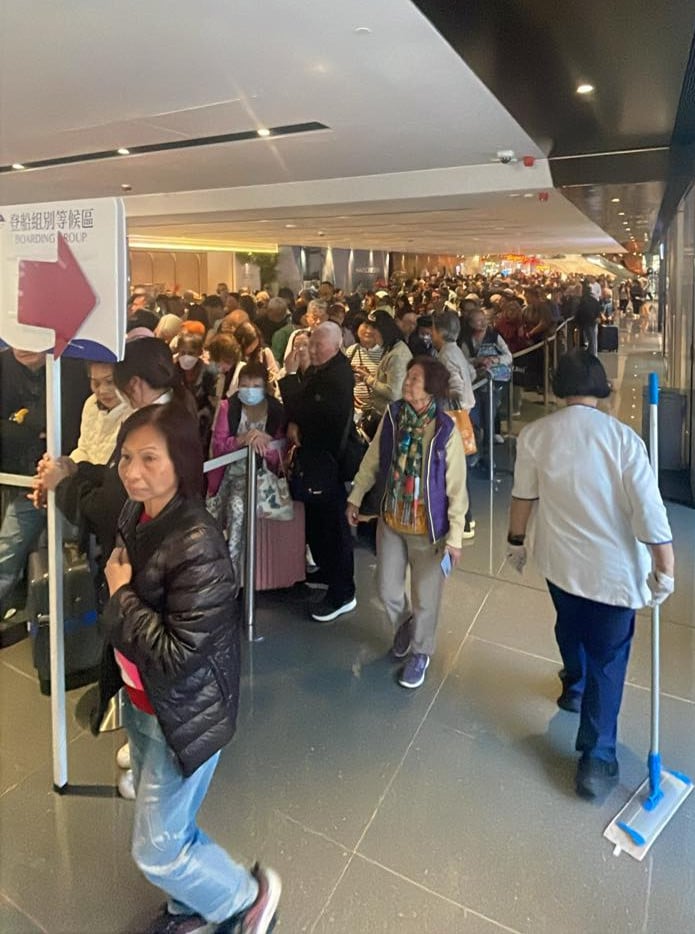 Hundreds of passengers queue at Ocean Terminal waiting to board the ship. Photo: Facebook/Longman Lo