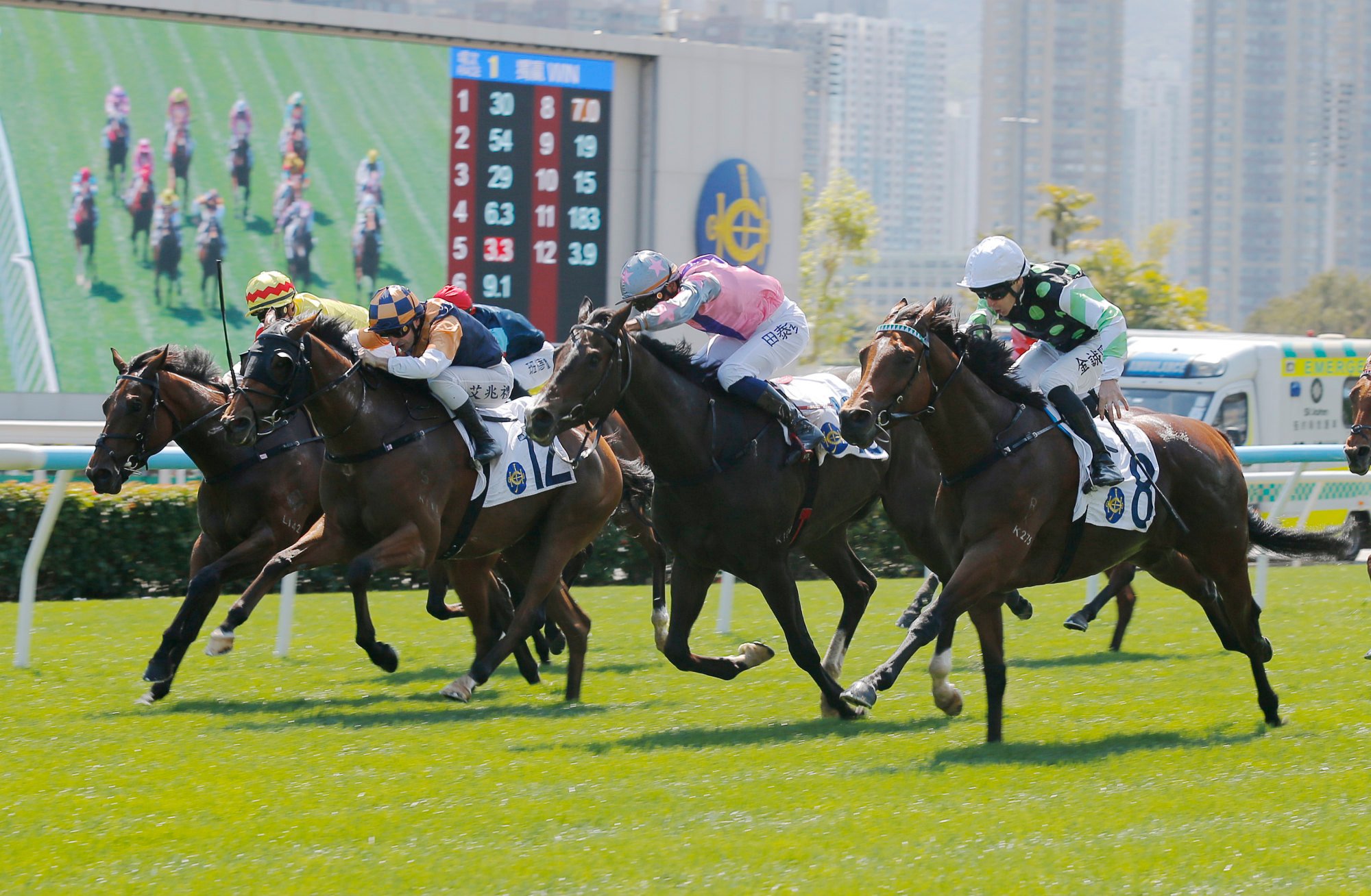 Gor Gor (pink) gets up late at Sha Tin.