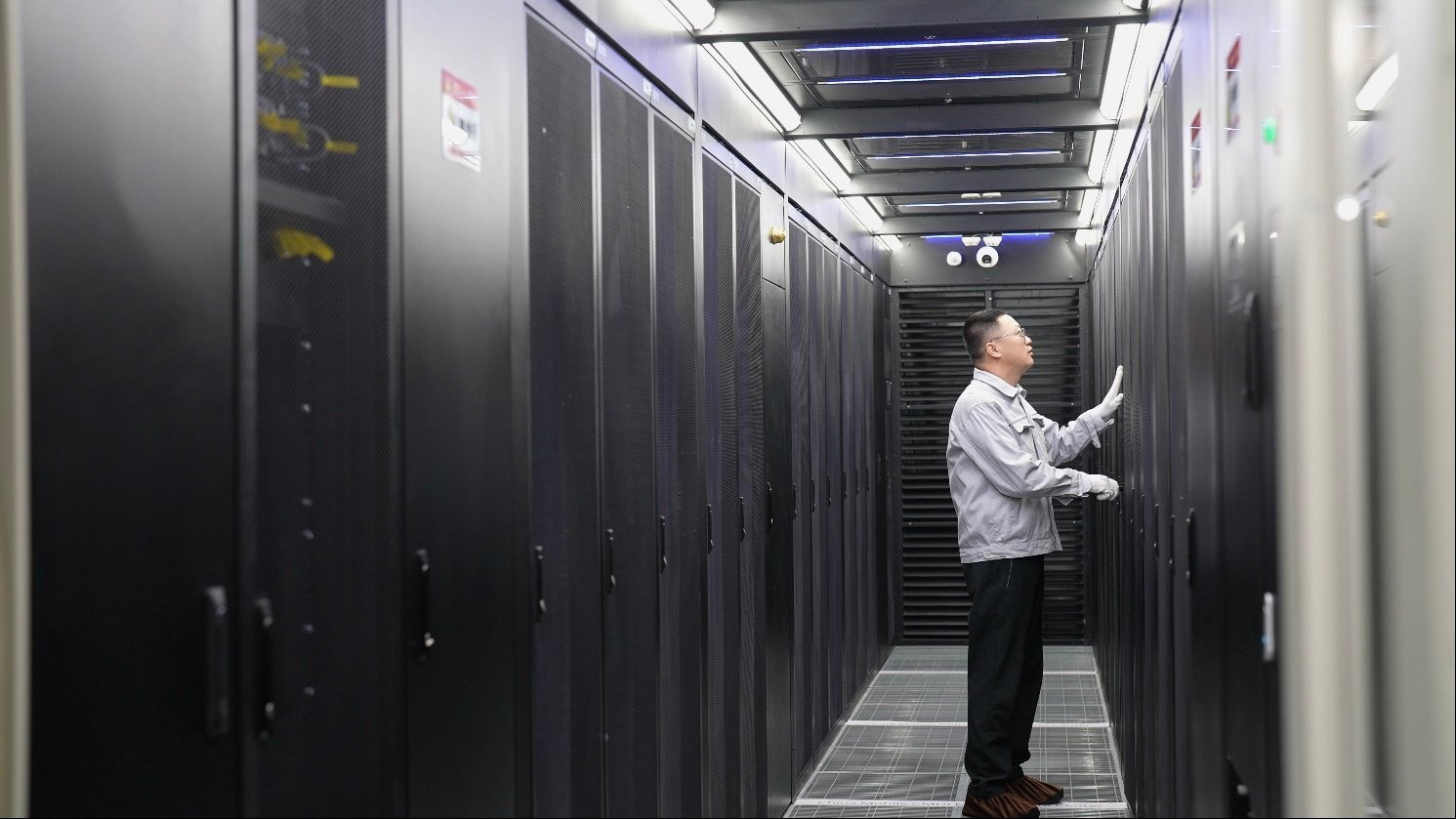 An employee conducts maintenance in a server room of the China Mobile Hohhot Data Centre in Hohhot in Inner Mongolia. Photo: Xinhua
