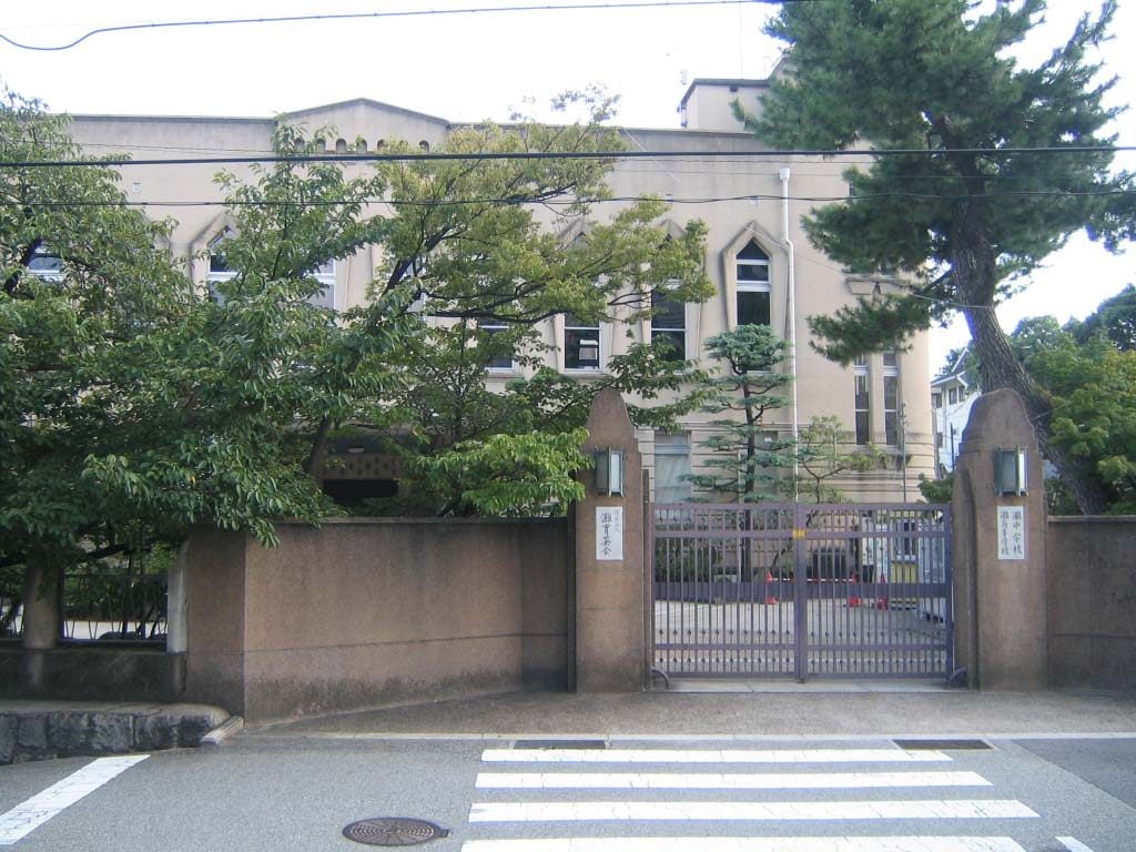 Nada Junior High School is a private all-boys school in Kobe whose graduates often go on to top universities in Japan. Photo: Wikipedia/Saoyagi2