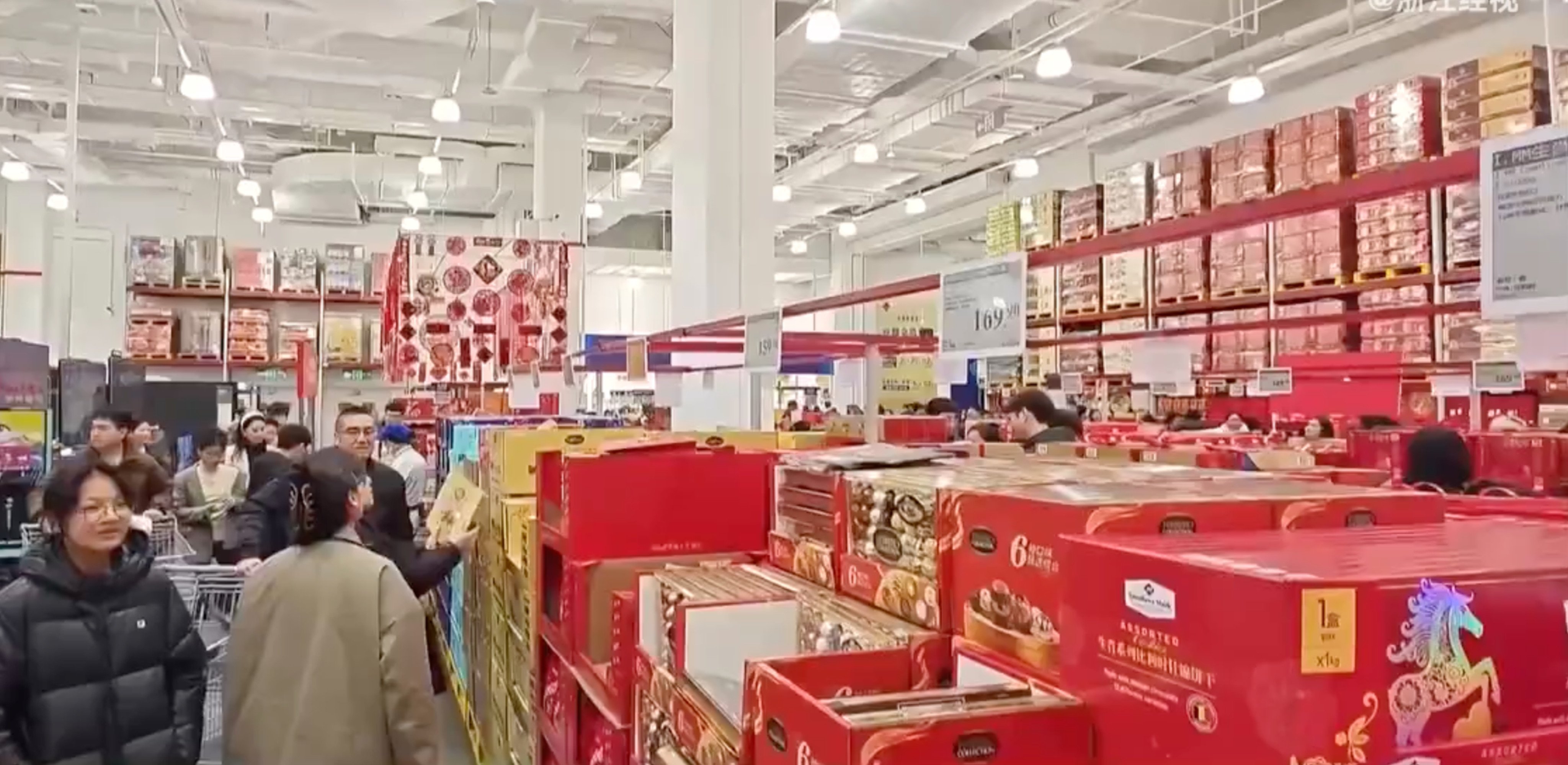 Shoppers at Sam’s Club in Hangzhou on February 1, 2026. The retailer has introduced products catering to local tastes in the days leading up to the Lunar New Year holiday. Photo: Weibo