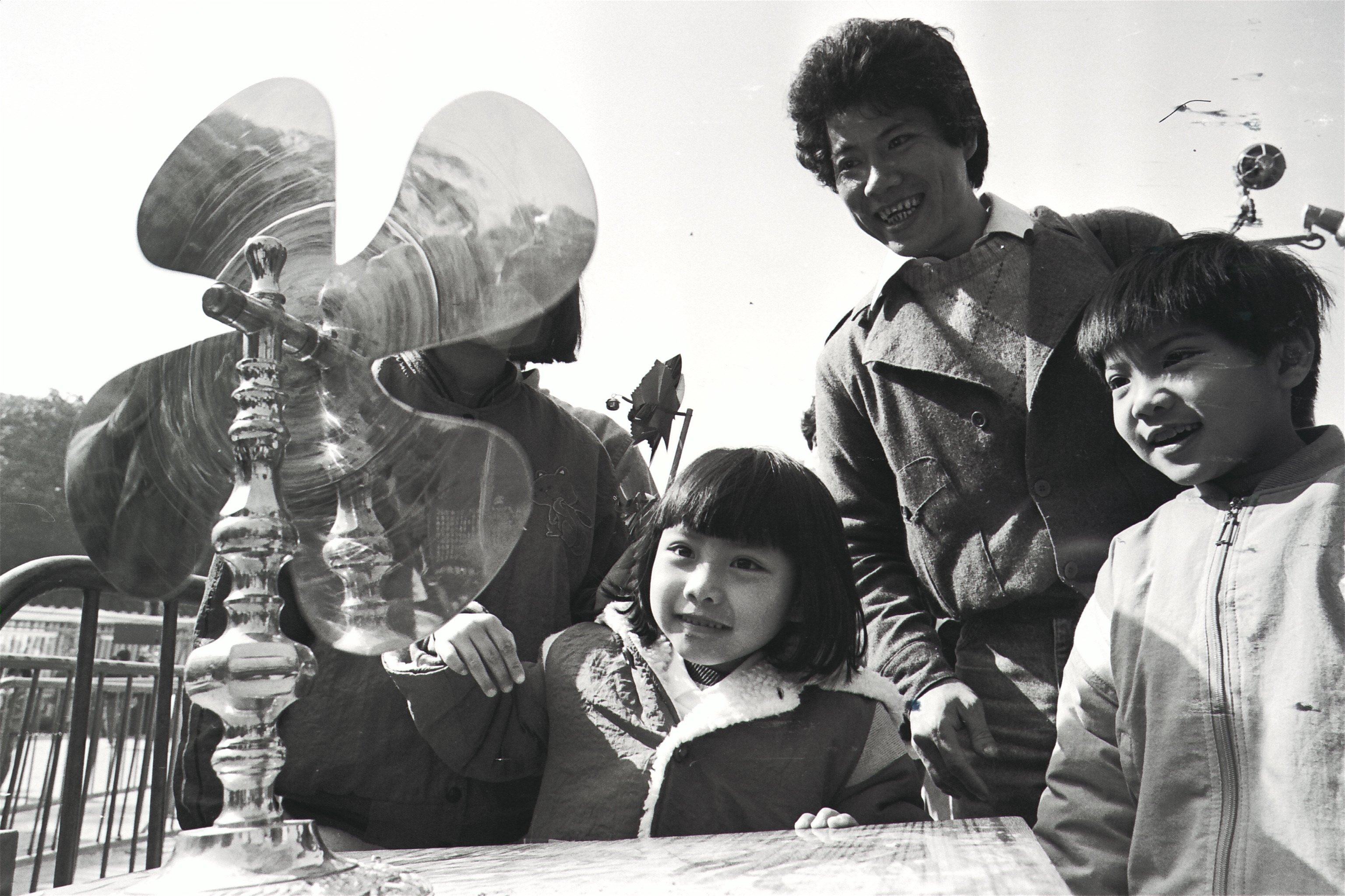 A girl spins a “wheel of fortune” outside the Che Kung Temple, in Sha Tin, on the third day of the Lunar New Year in 1986. Photo: SCMP Archives