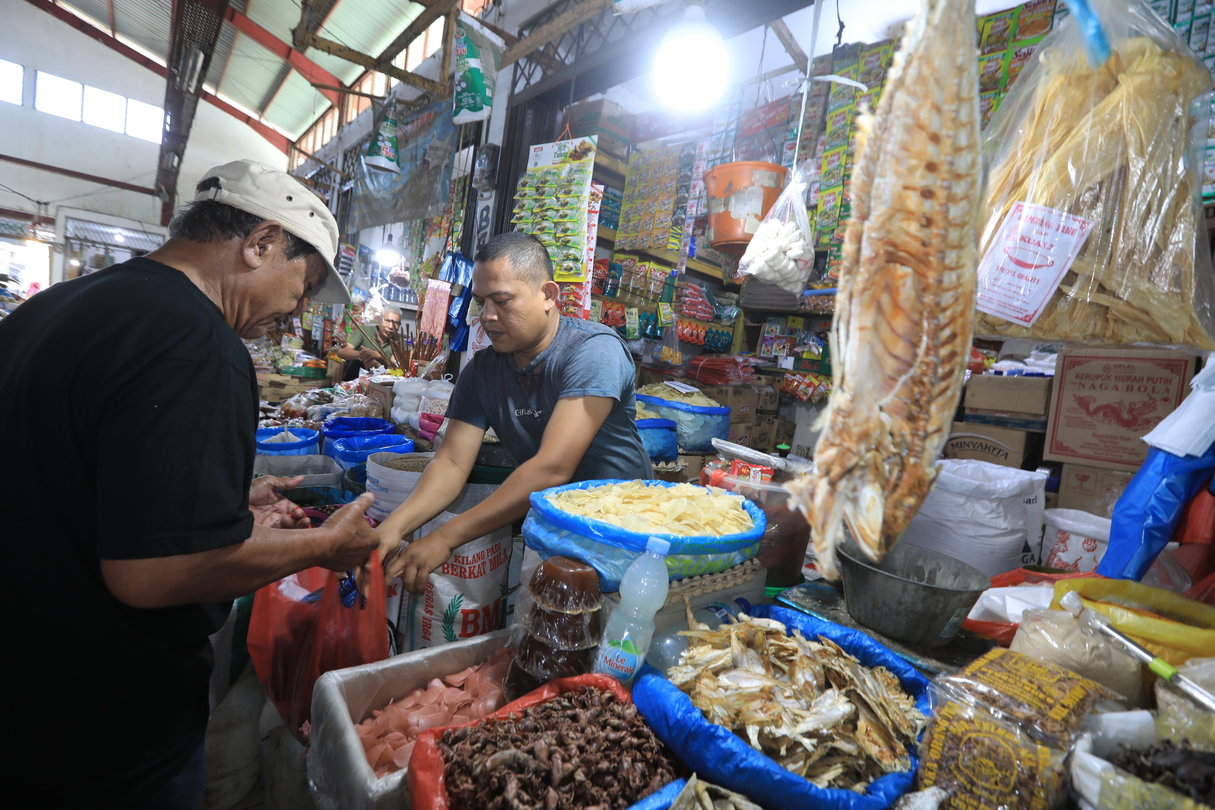 A trader serves a customer at Lam Dingin traditional market, ahead of Ramadan in Banda Aceh, Indonesia, on February 9. Photo: EPA
