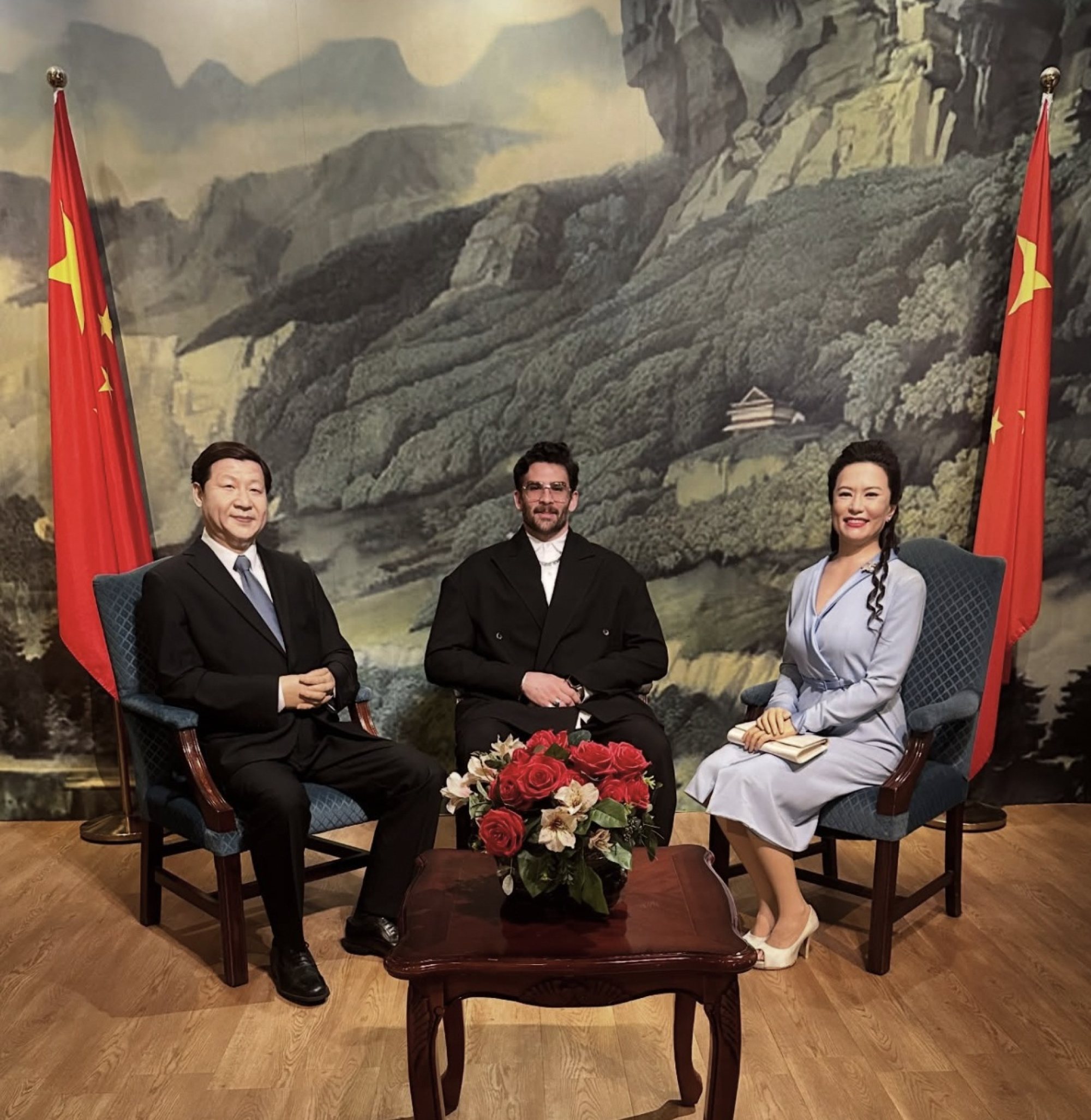 Posing with wax statues of Chinese leader Xi Jinping and his wife, Peng Liyuan. Photo: Instagram/Hasan Piker