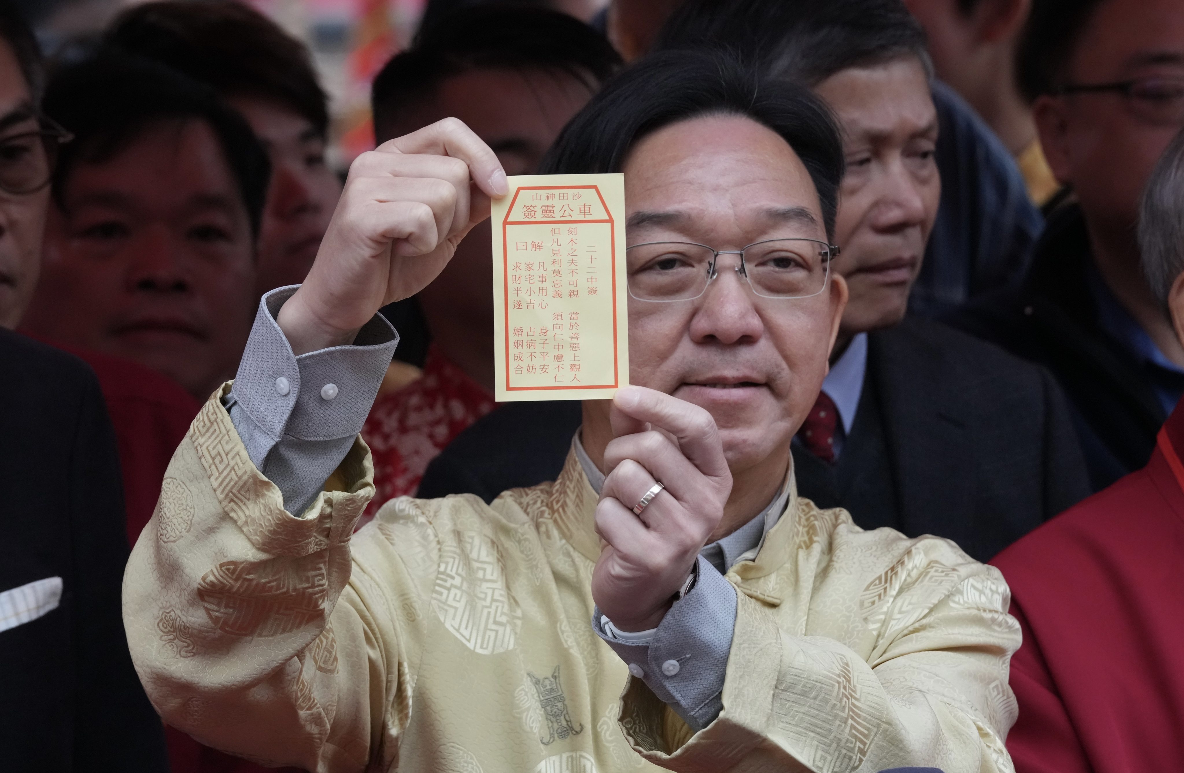 Kenneth Lau, chairman of the Heung Yee Kuk, takes part in the fortune stick drawing ritual at Che Kung Temple in Sha Tin on February 18, the second day of Lunar New Year. Photo: Jelly Tse